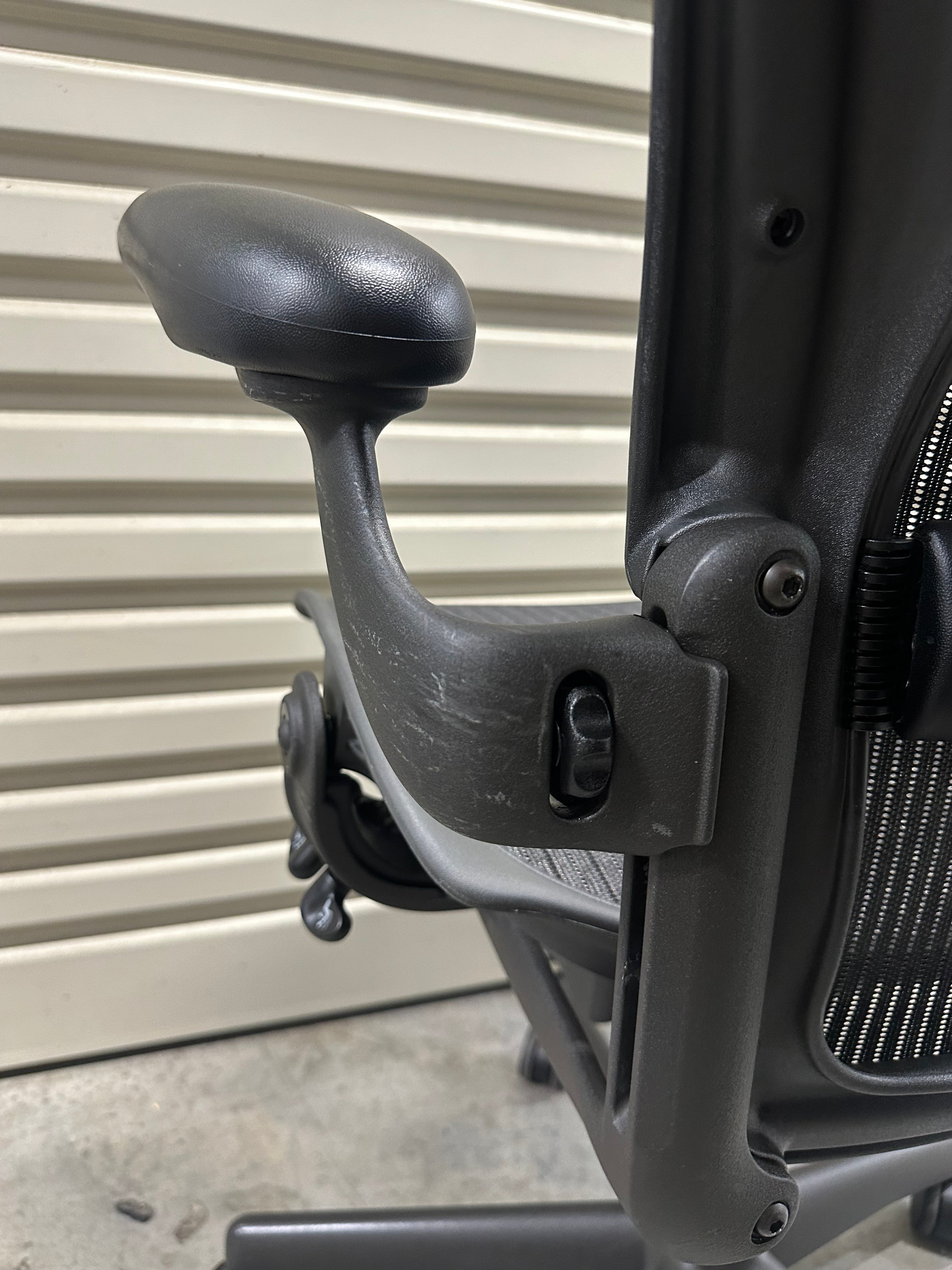 Herman miller Aeron with armrest (Size C)