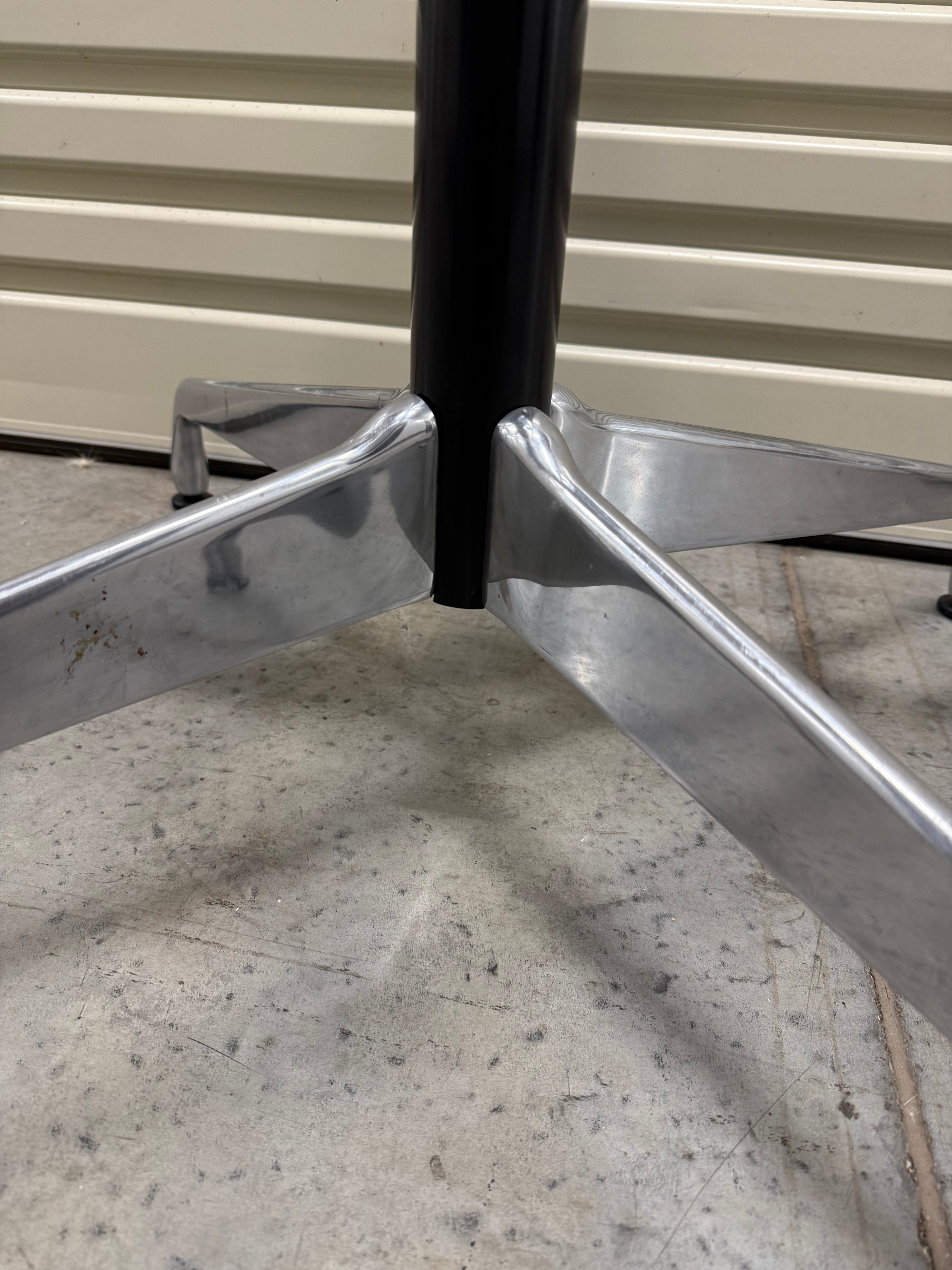 Eames Herman Miller Round Table – Universal Base