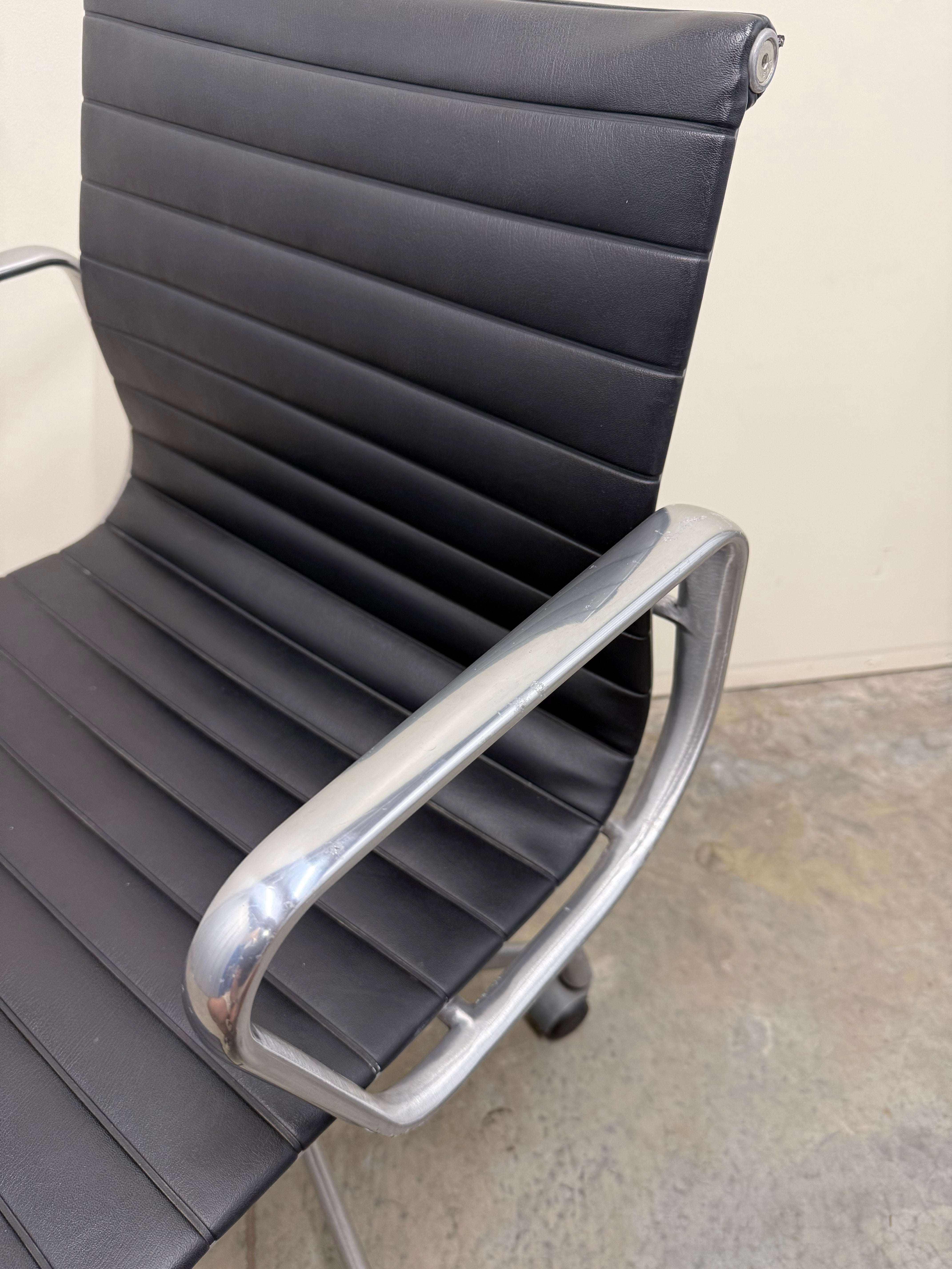 Eames Aluminium Group Management Armchair – Black Leather / Aluminium Base