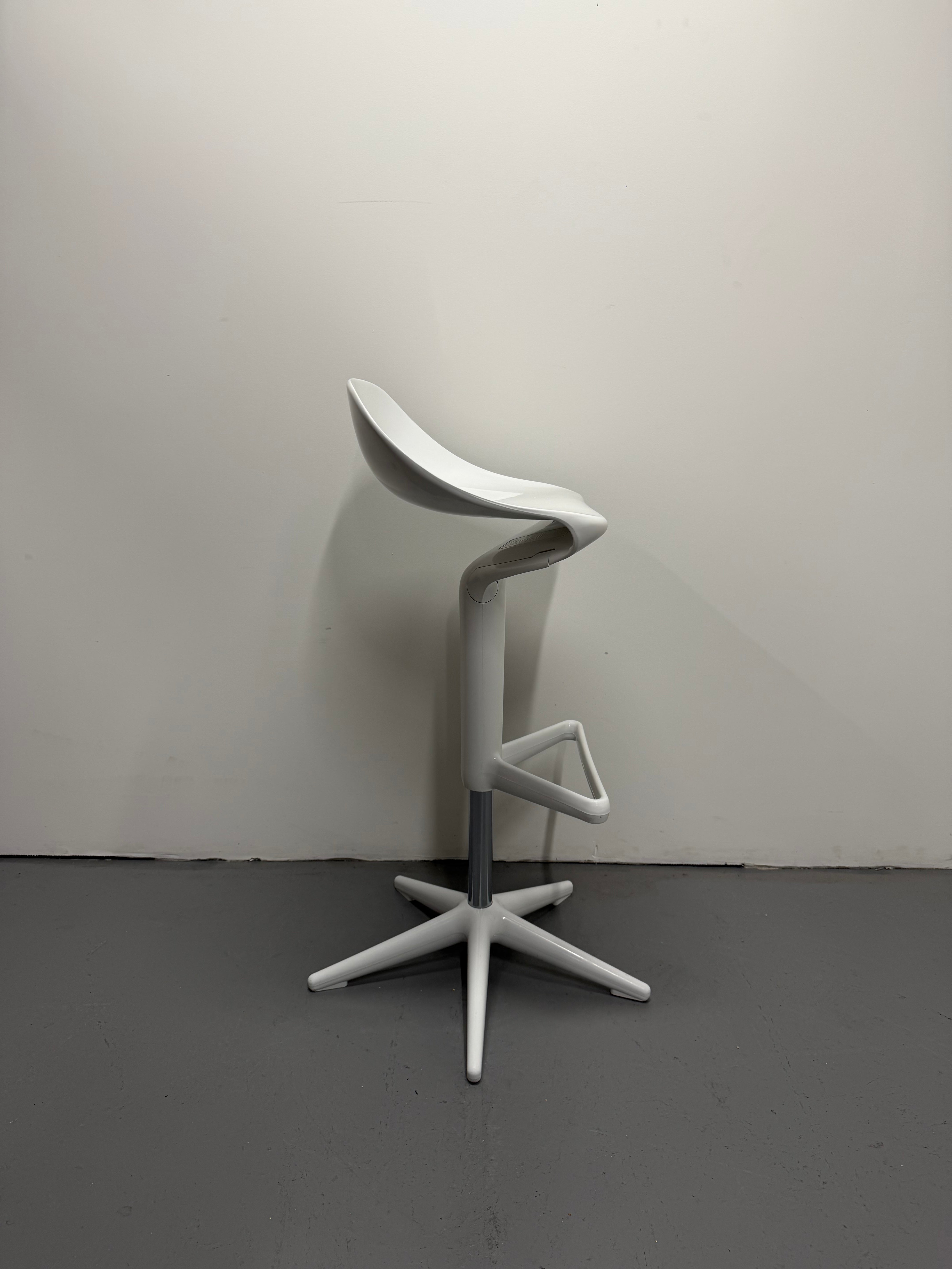 Kartell Spoon Bar Stool – White | Antonio Citterio & Toan Nguyen