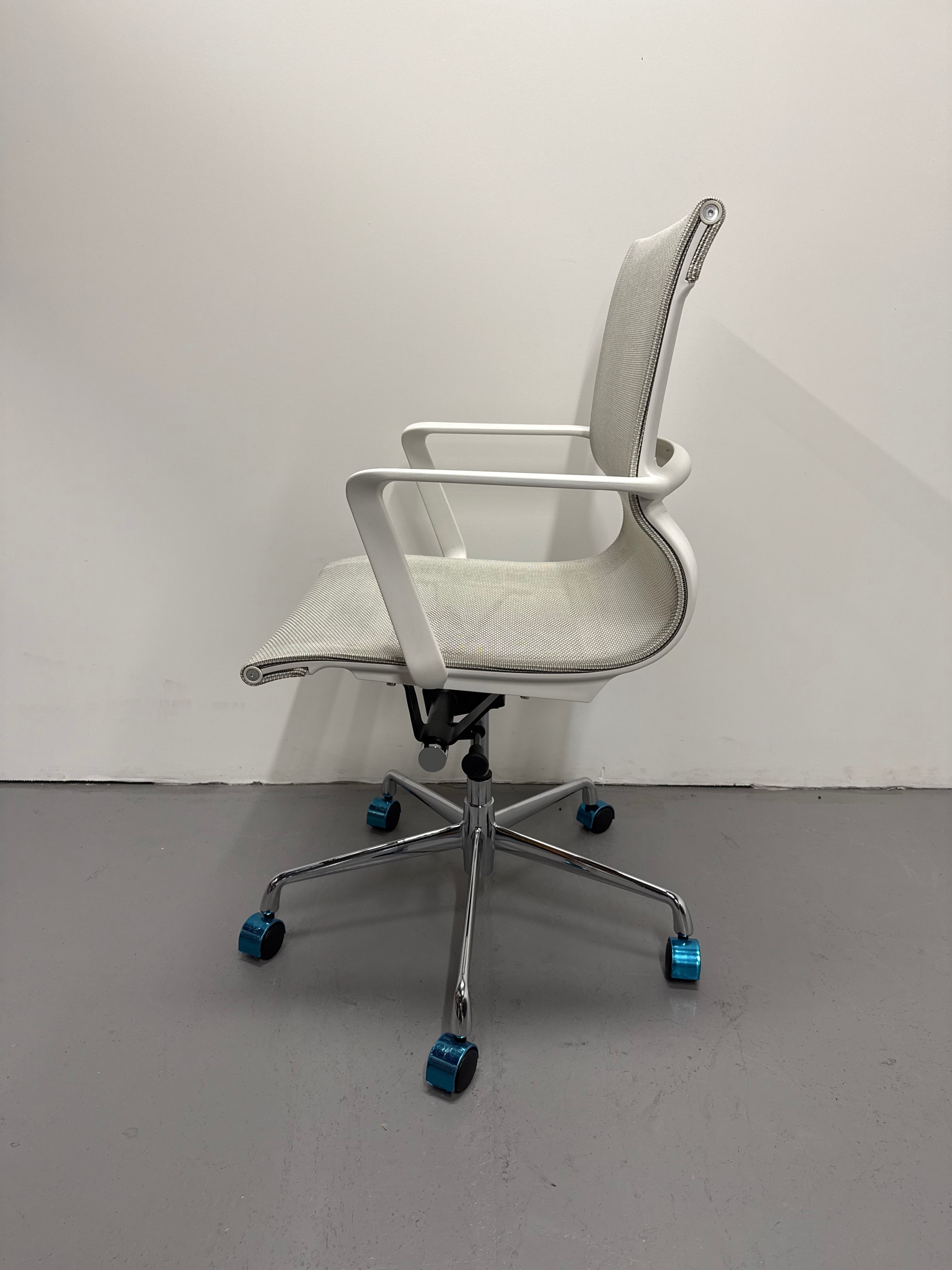 Modern Mesh Boardroom Chair – White Frame & Chrome Base (Brand New)