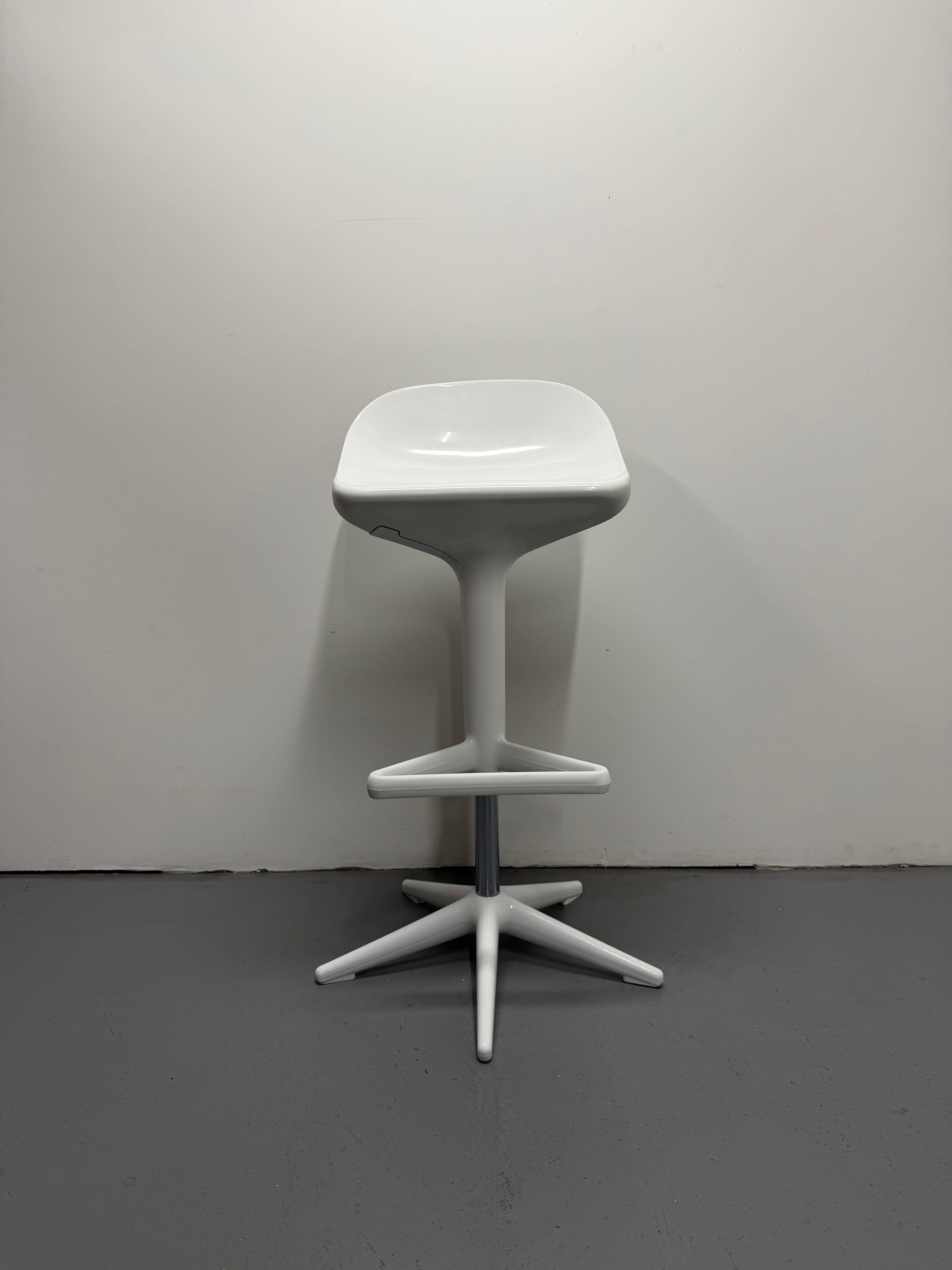 Kartell Spoon Bar Stool – White | Antonio Citterio & Toan Nguyen