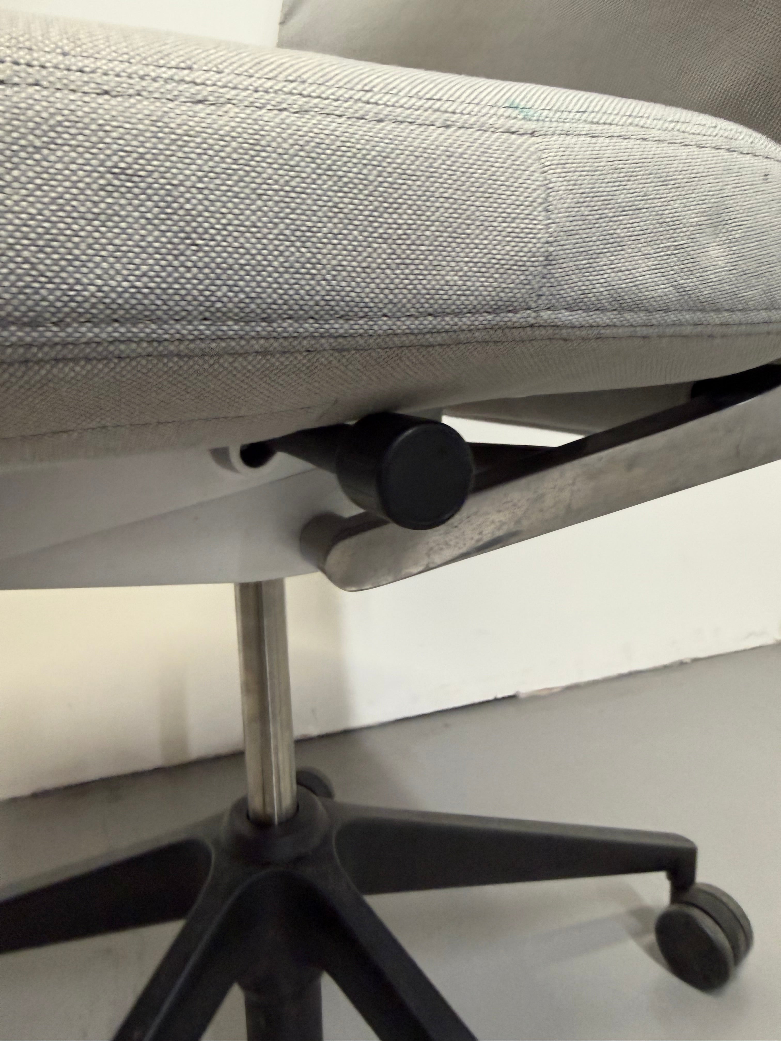 Vitra AC 4 Office Chair by Antonio Citterio – Light Grey
