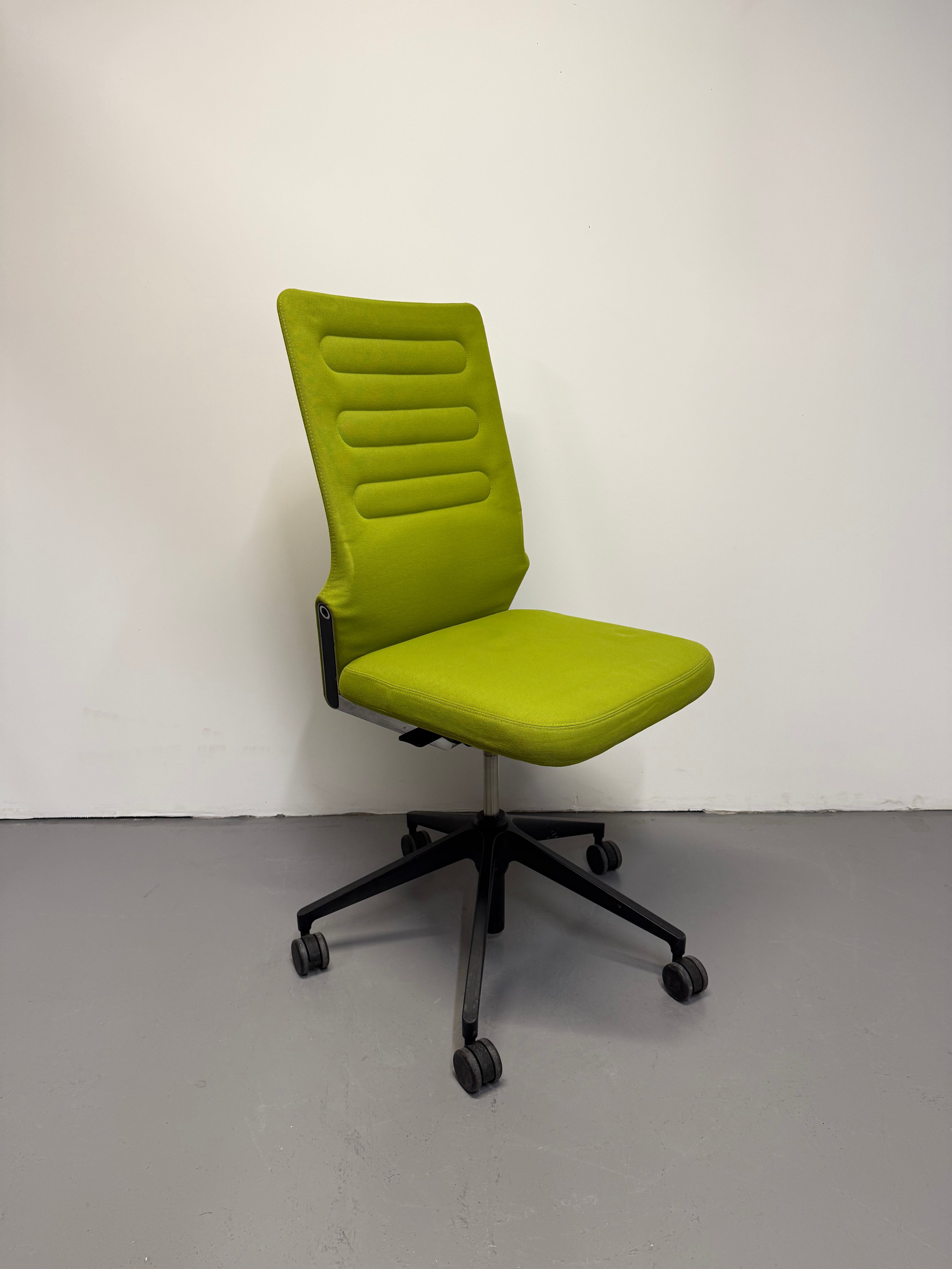Vitra AC 4 Office Chair by Antonio Citterio – Avocado / Light Green