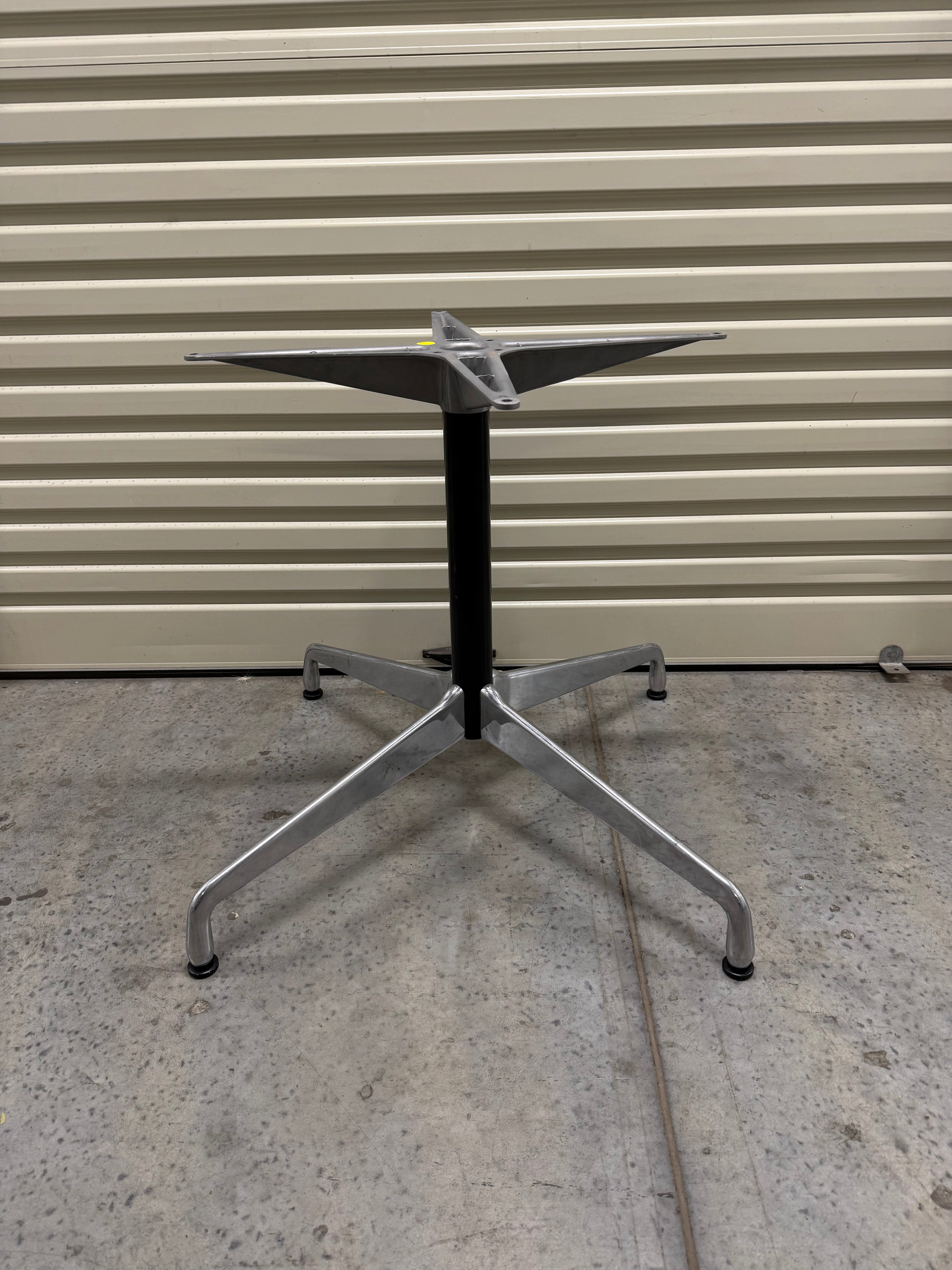 Eames Herman Miller Round Table – Universal Base