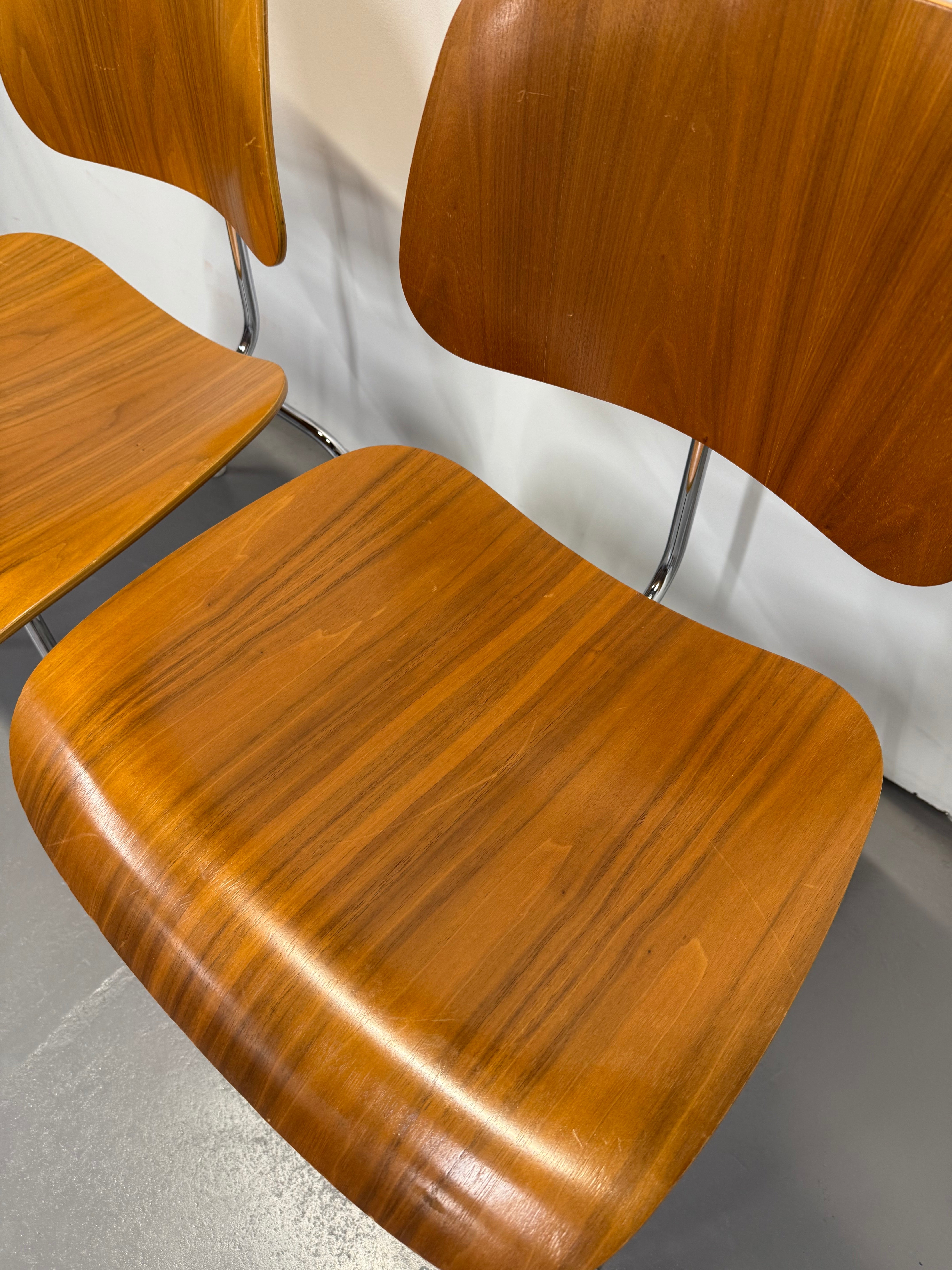 Eames Moulded Plywood Dining Chair – Metal Base by Herman Miller