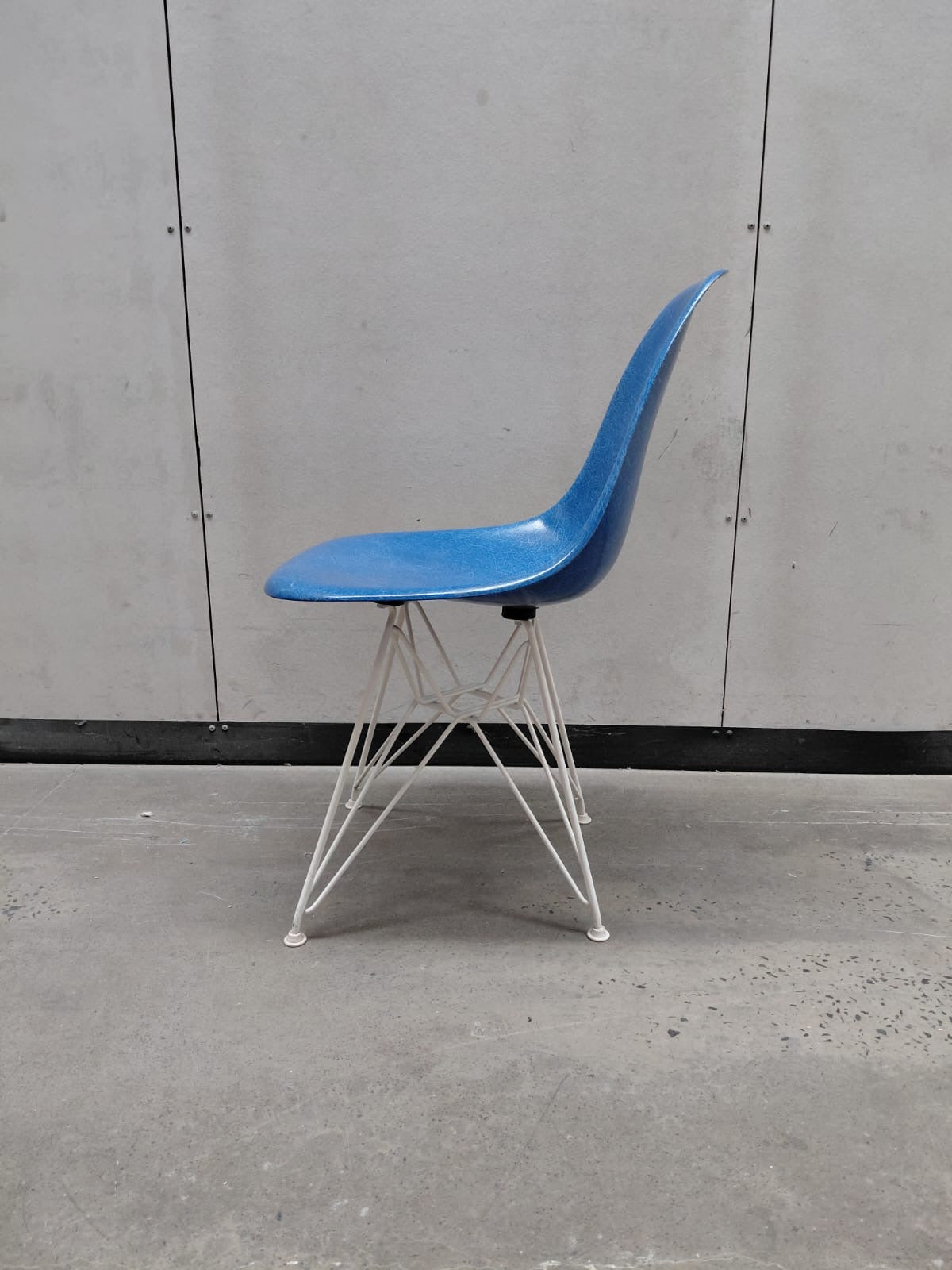 Authentic Herman Miller Eames Molded Fiberglass Side Chair – Ultramarine Blue / White Wire Base