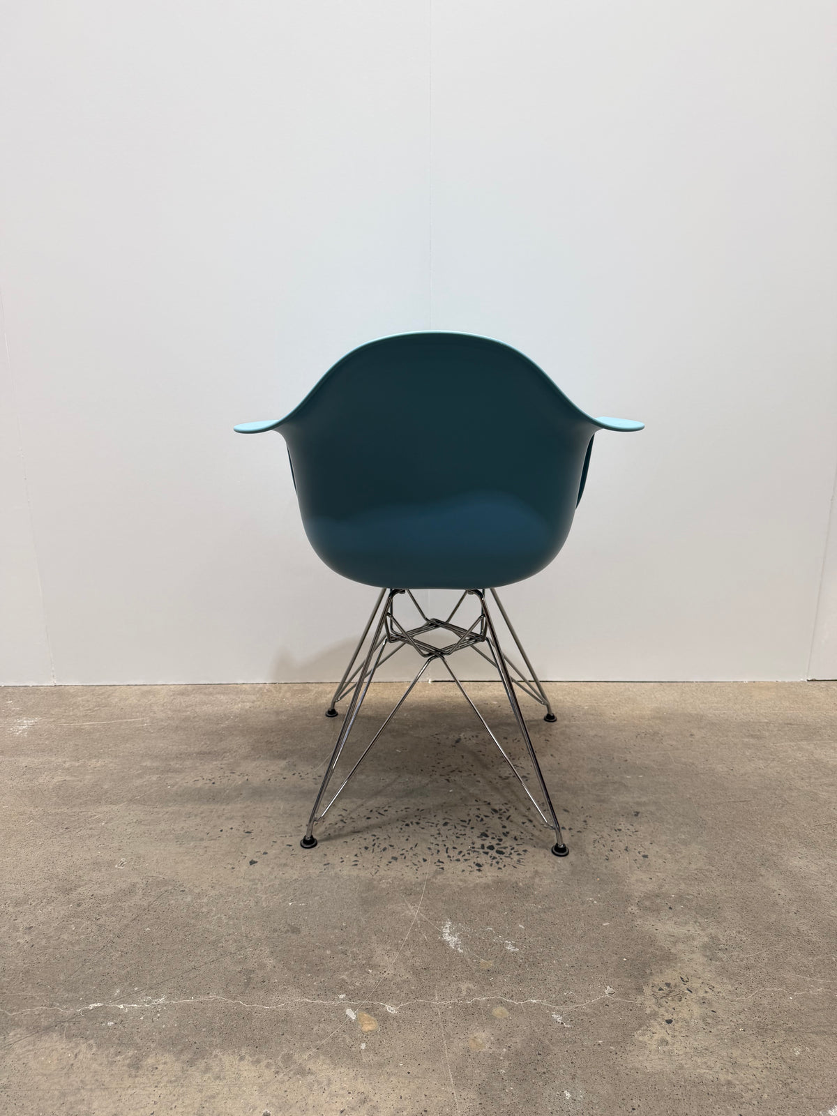 Vitra Eames Plastic Armchair DAR – Light Blue, Chrome Eiffel Base – view 4 – pre-owned