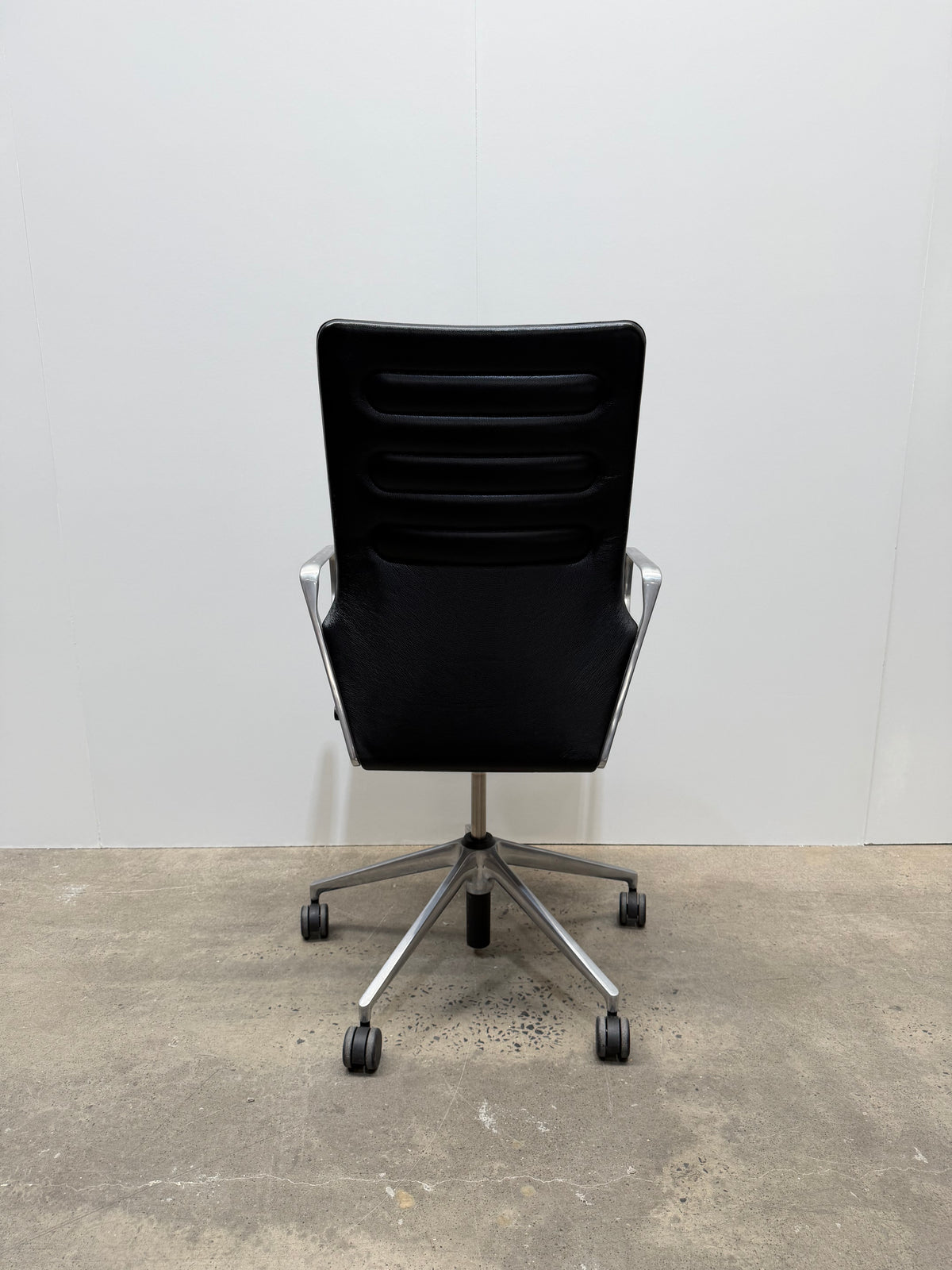 Vitra AC 4 Conference Chair by Antonio Citterio – Black Leather, Polished Aluminium – view 6 – pre-owned