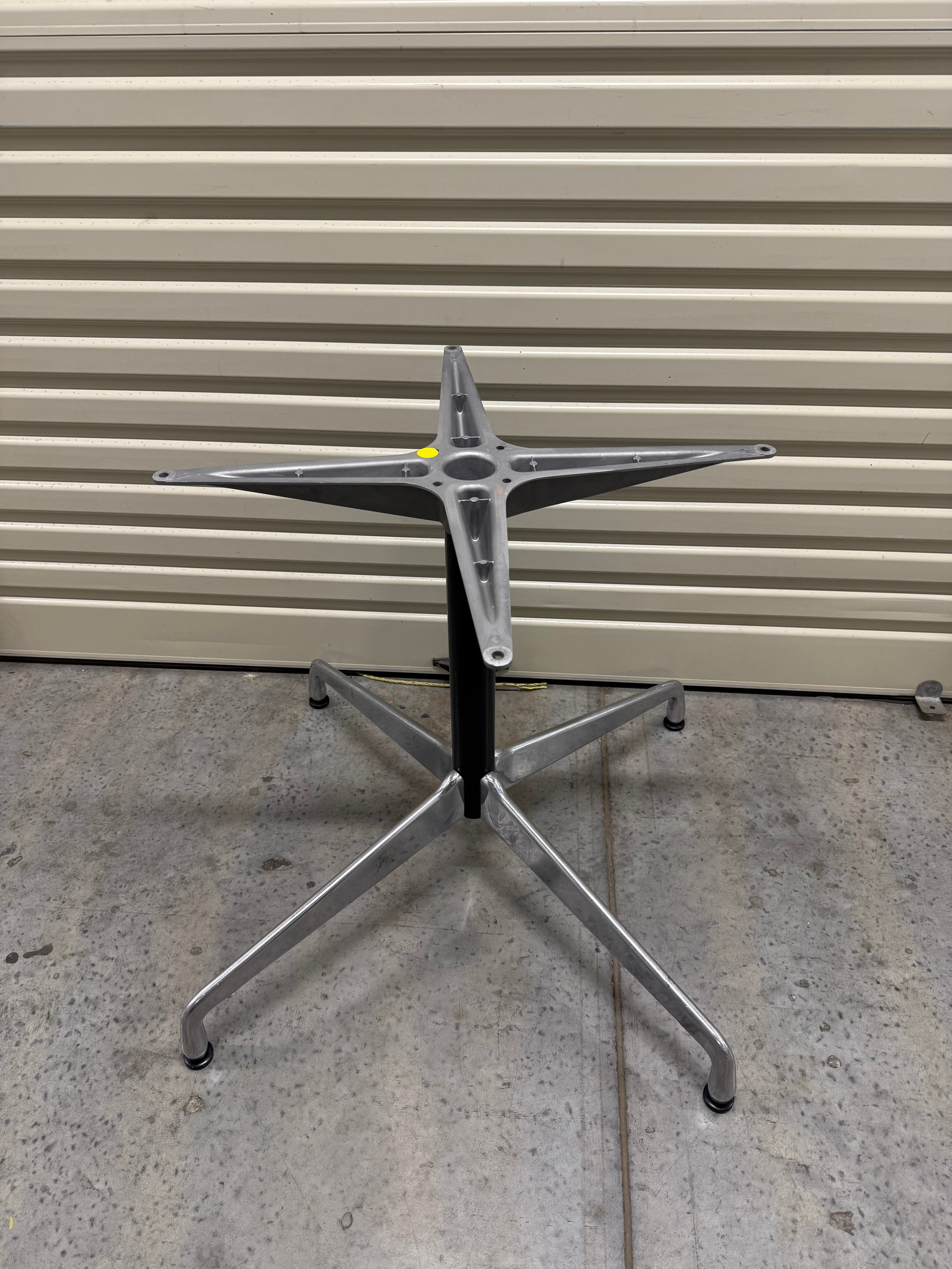 Eames Herman Miller Round Table – Universal Base