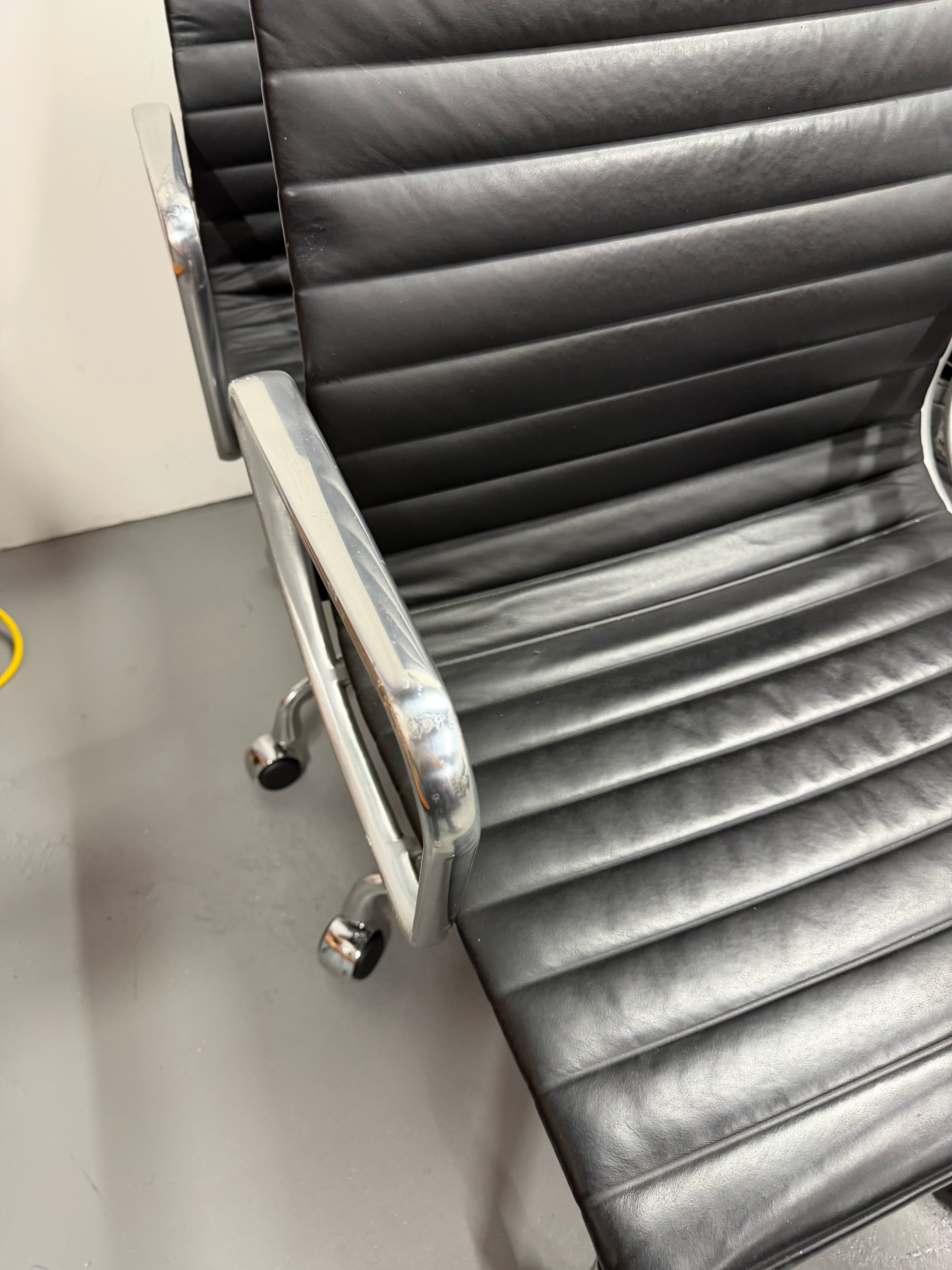 Eames Aluminum Group Executive Chair – High Back | Black Leather