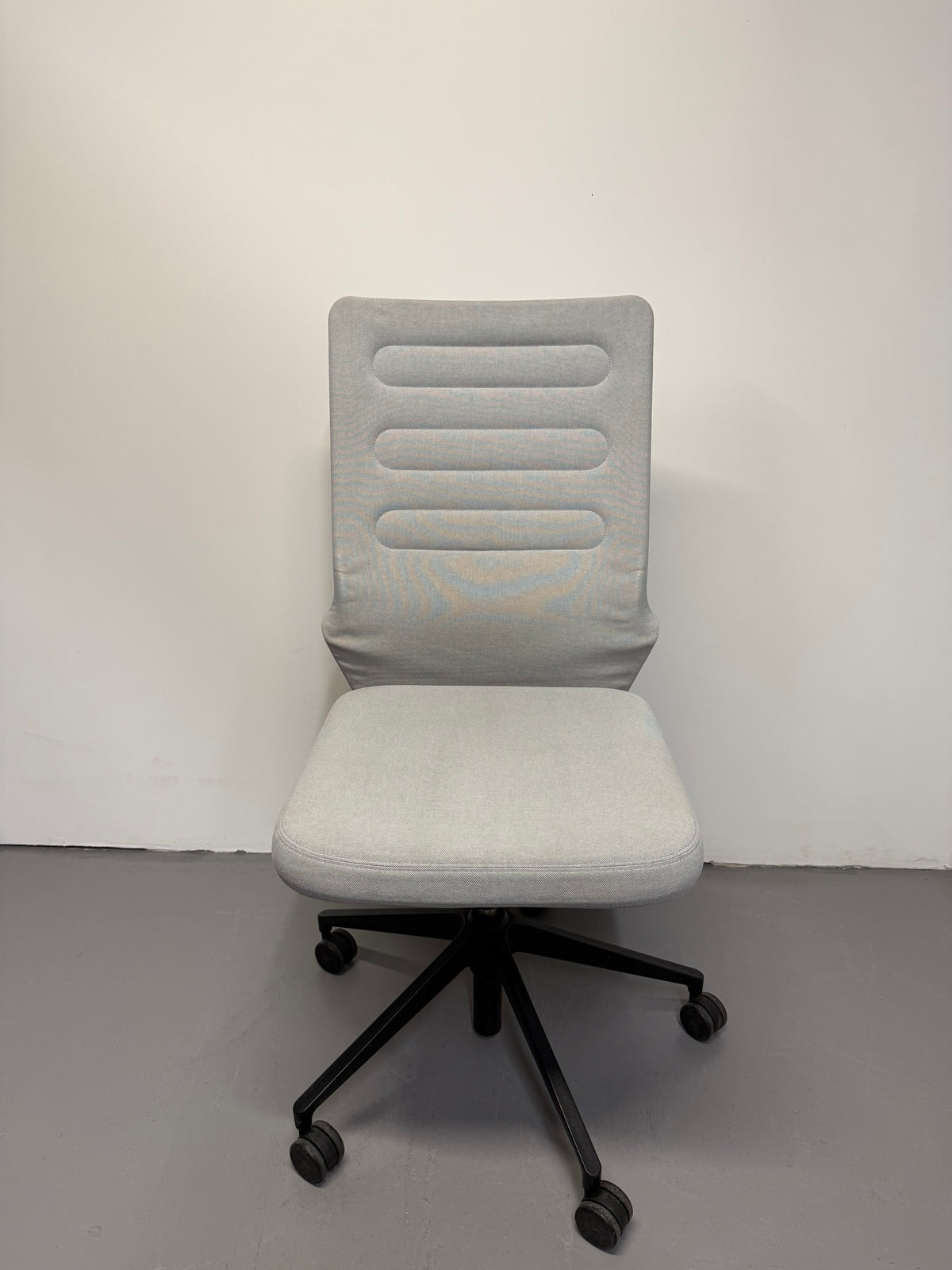Vitra AC 4 Office Chair by Antonio Citterio – Light Grey