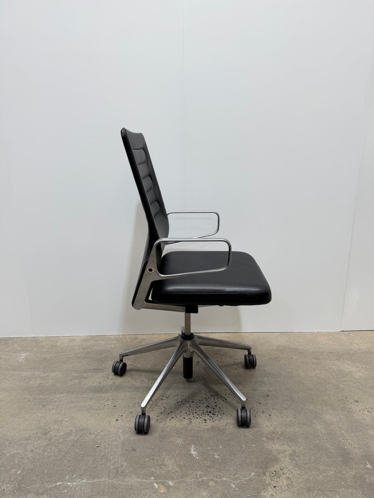 Vitra AC 4 Conference Chair by Antonio Citterio – Black Leather, Polished Aluminium – view 2 – pre-owned