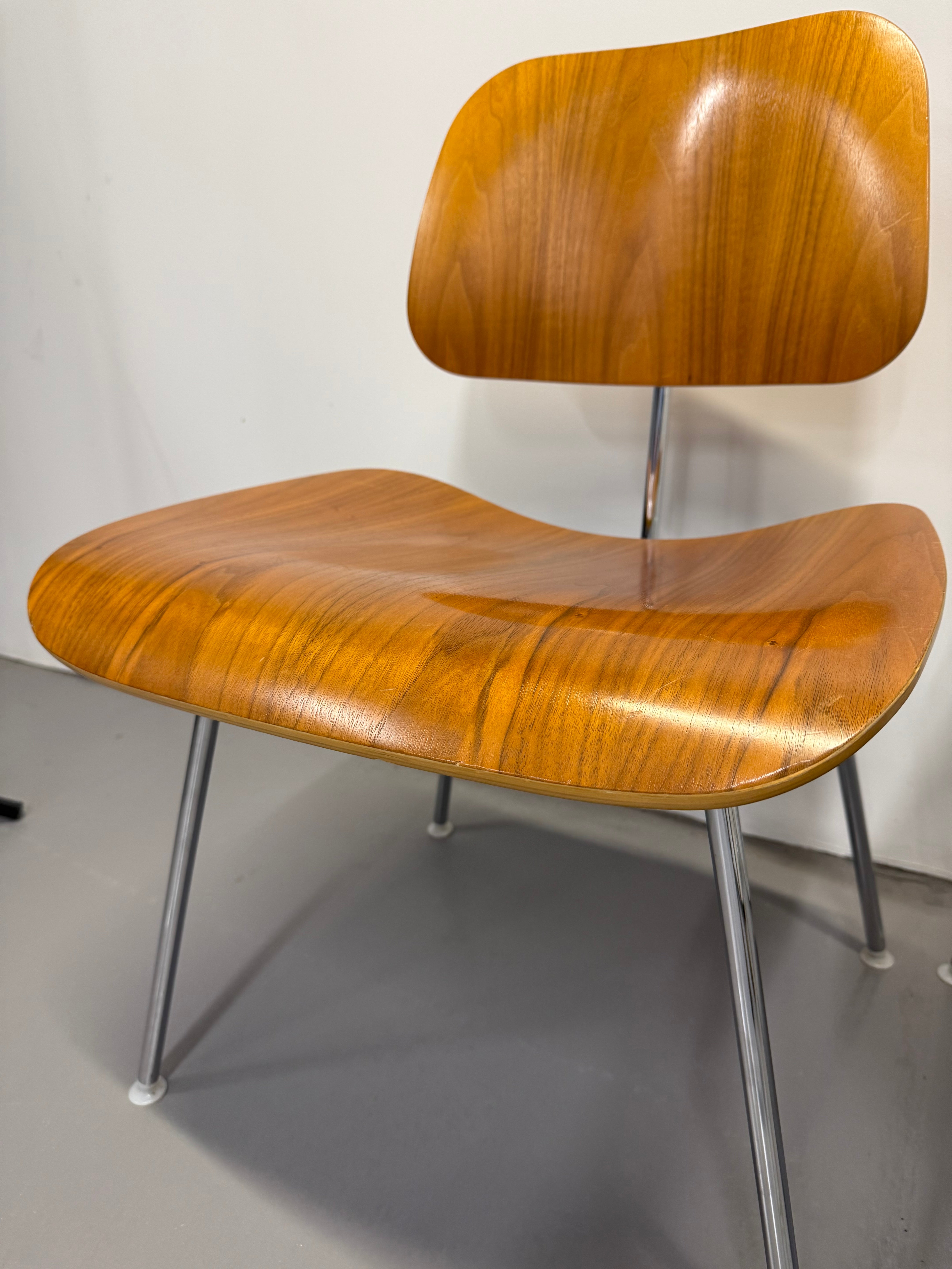 Eames Moulded Plywood Dining Chair – Metal Base by Herman Miller