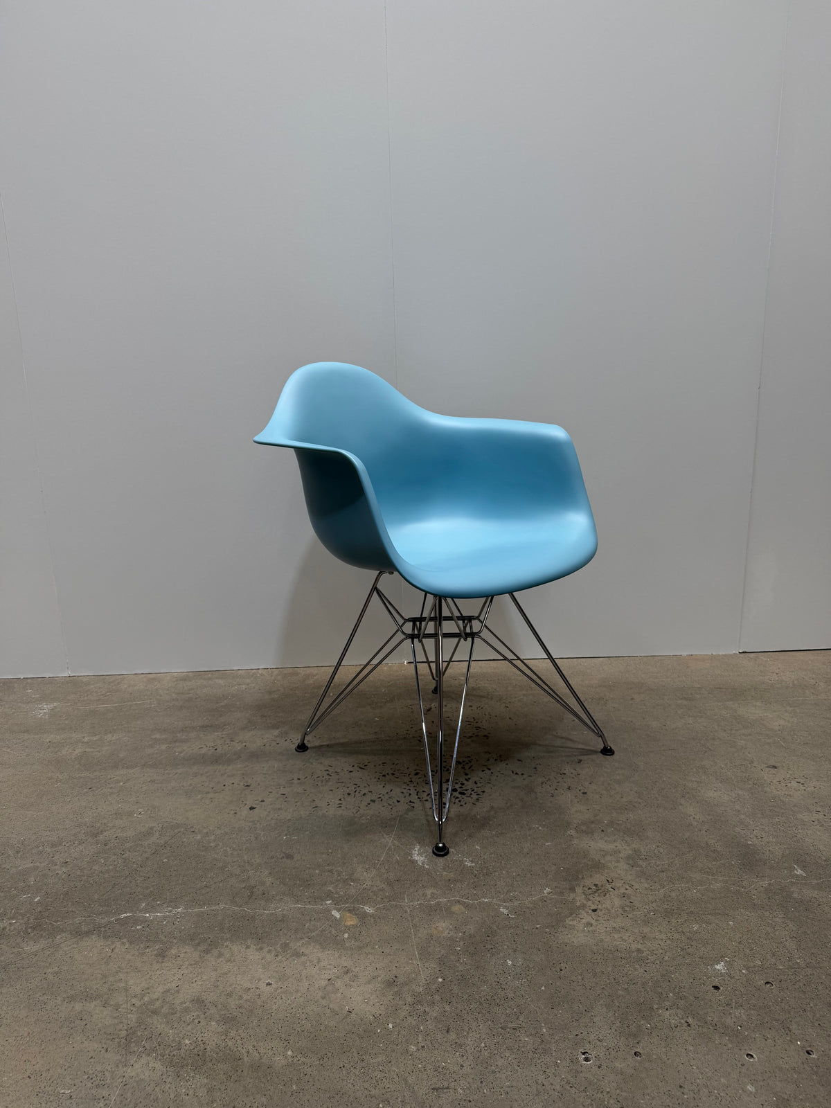 Vitra Eames Plastic Armchair DAR – Light Blue, Chrome Eiffel Base – view 2 – pre-owned