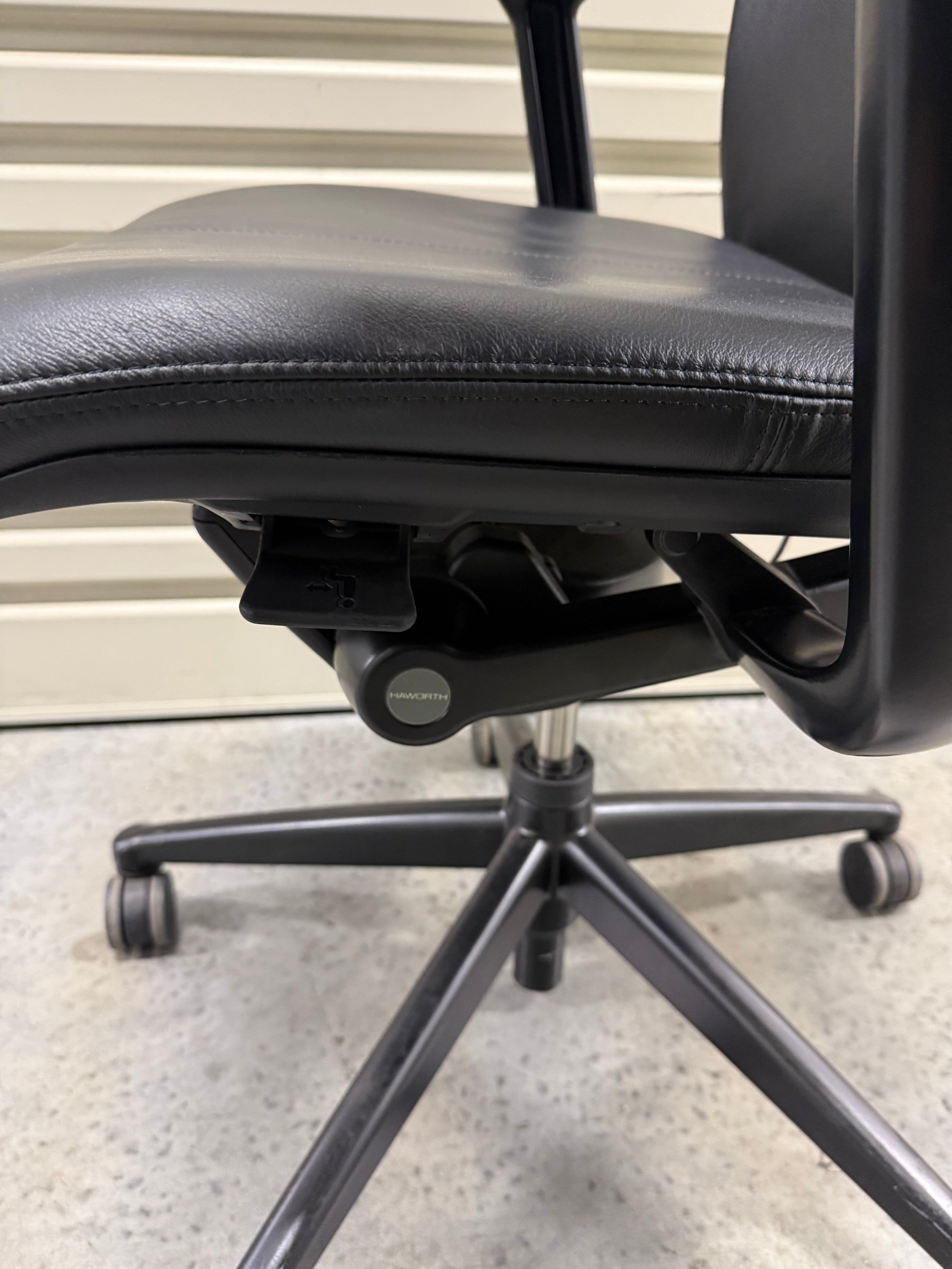 Haworth Zody Chair with Armrests – Black Leather