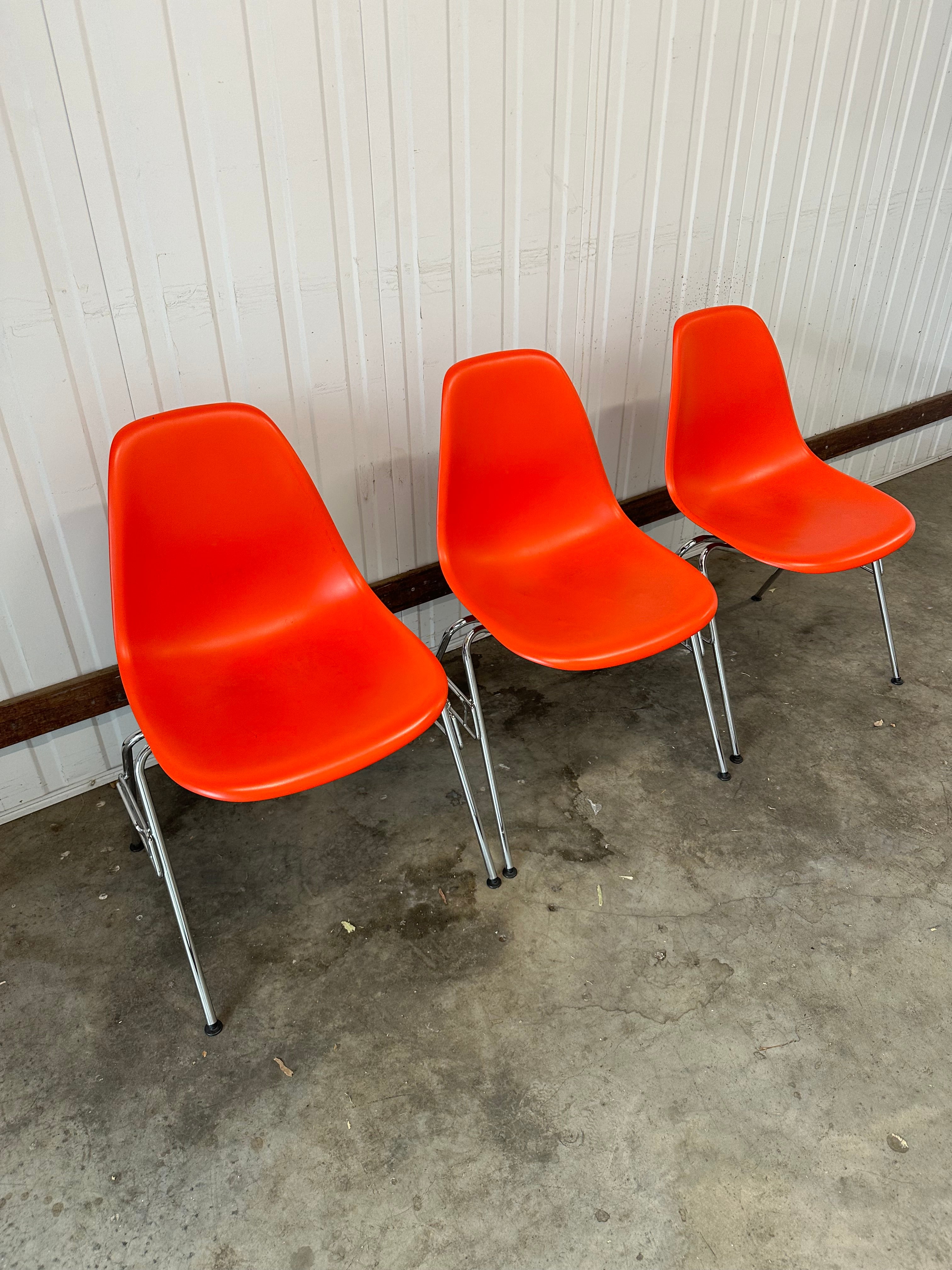 Original Eames Plastic Side Chair DSS RE – Chromed Base – Orange/Red