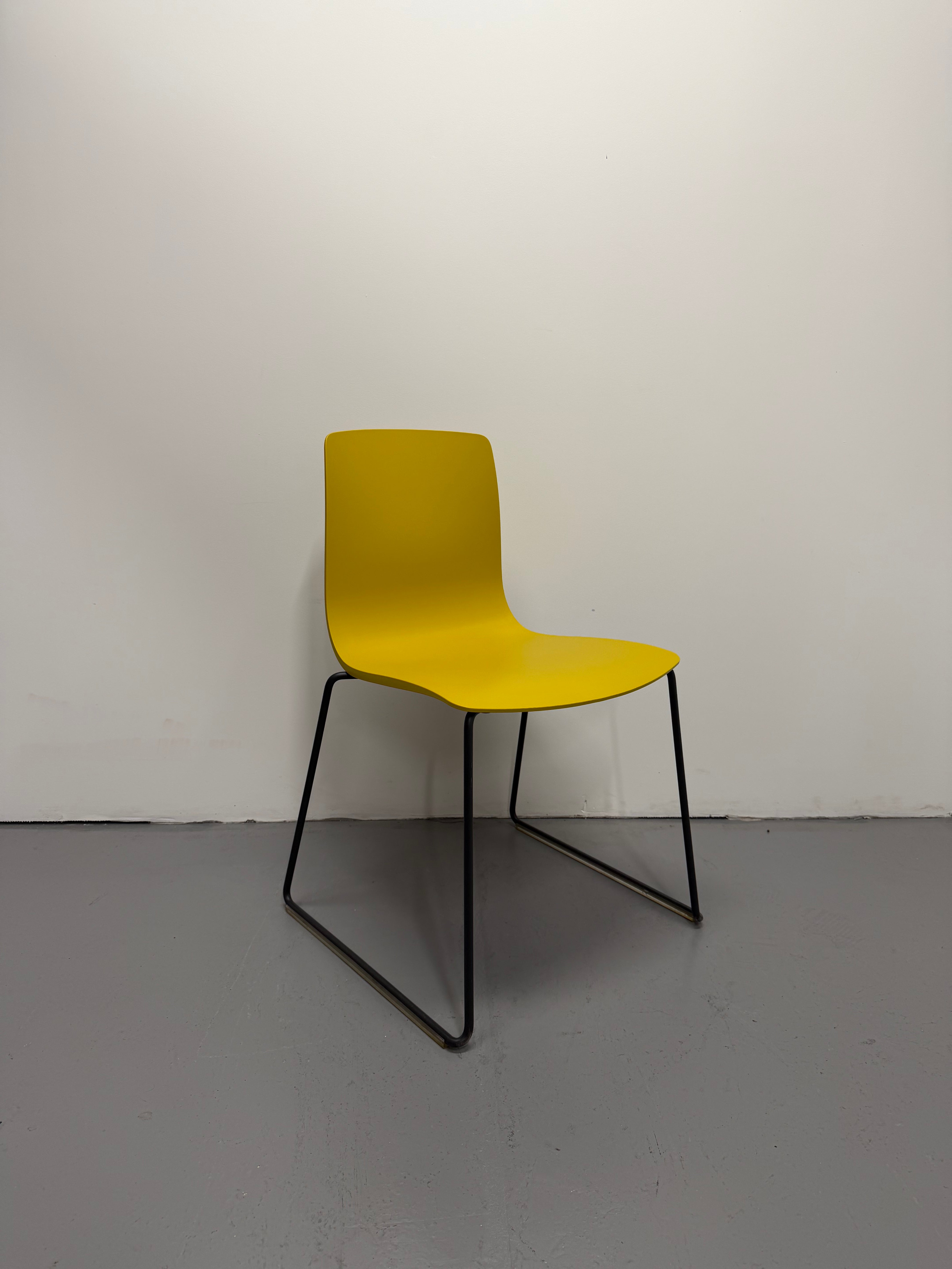 Aava 02 Sled Chair – Arper Yellow
