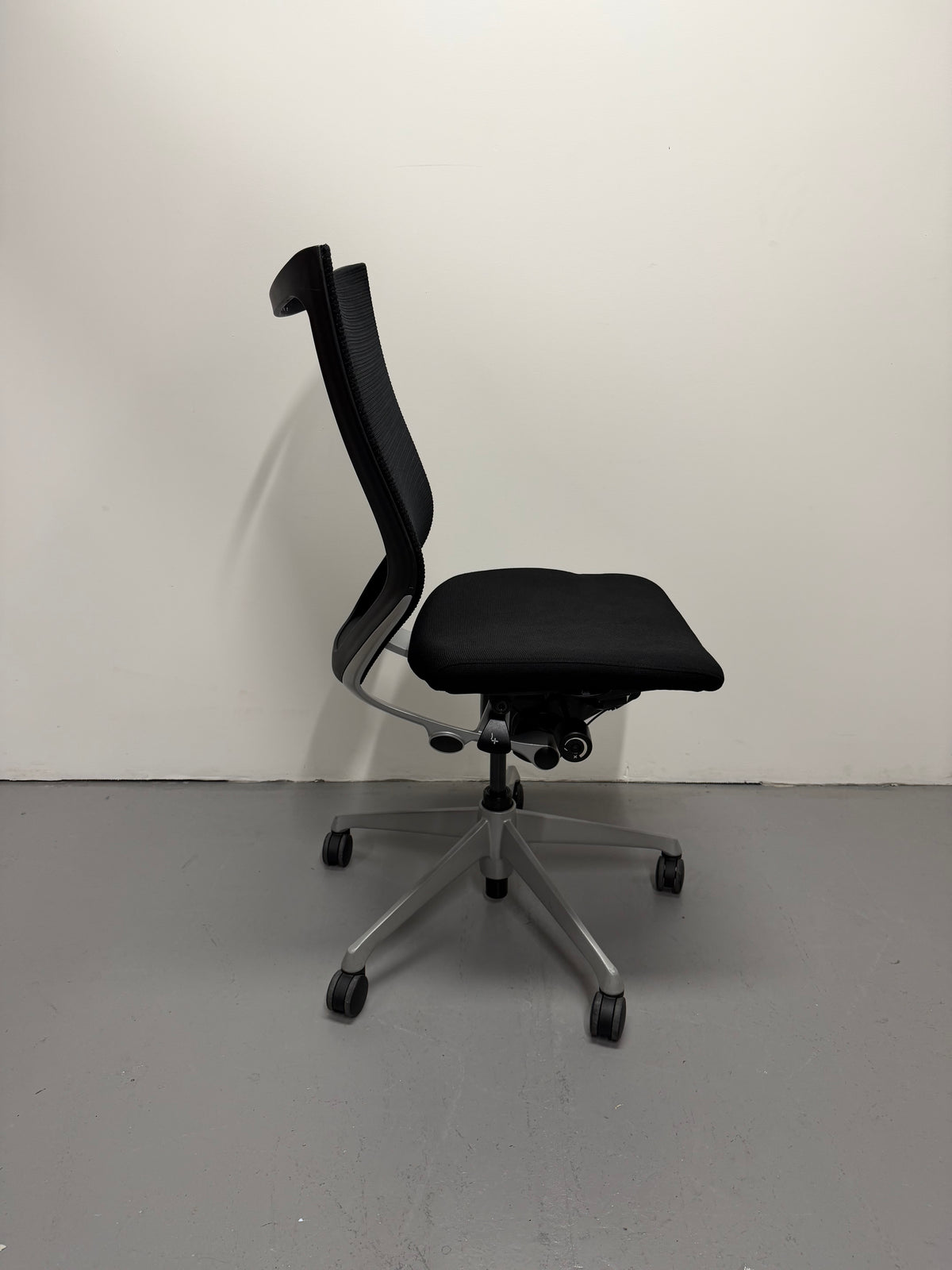 Okamura Baron Mesh Office Chair – No arms