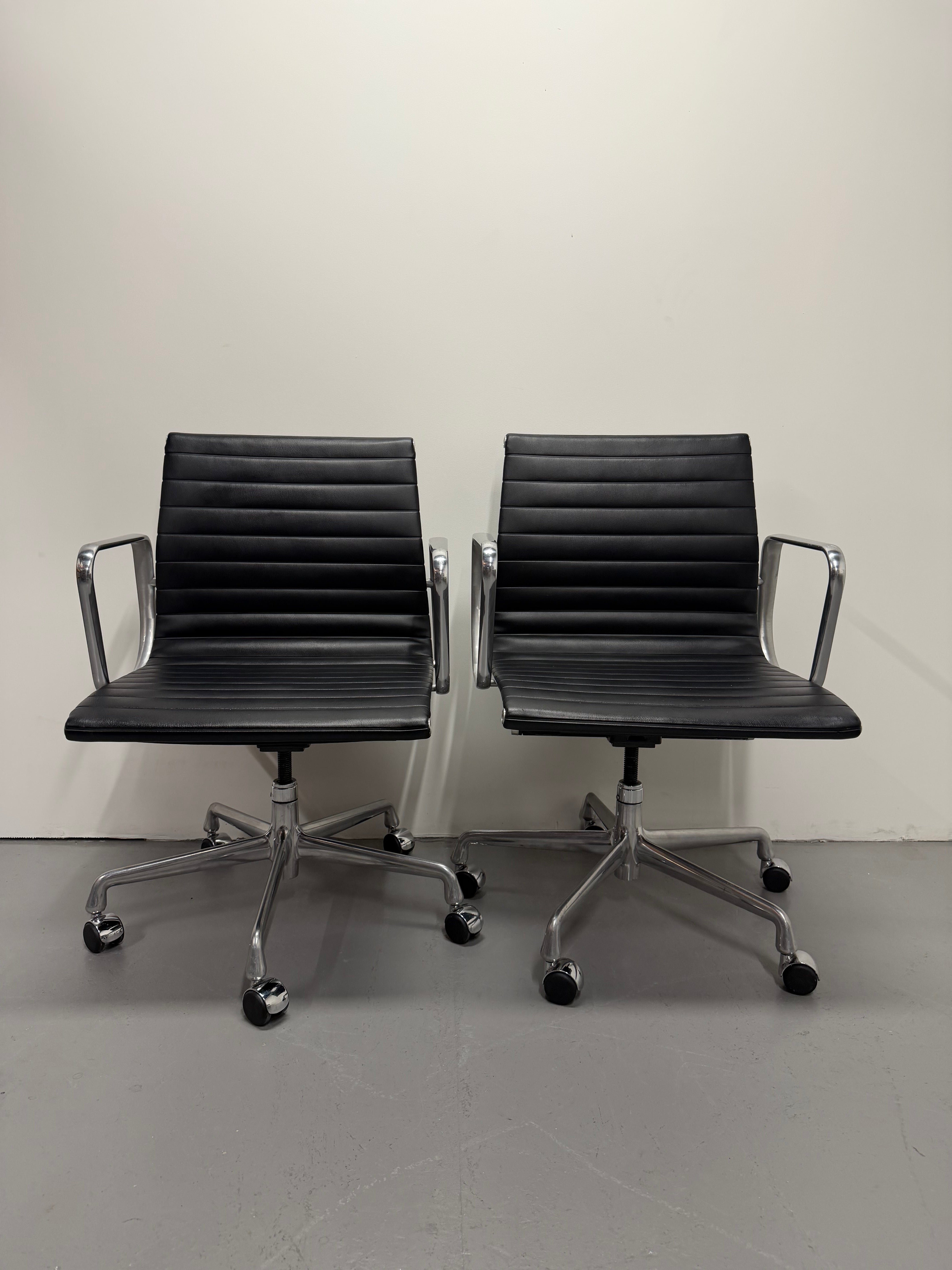 Eames EA 335 Leather Chair – Aluminium Group Management Armchair on Wheels by Herman Miller