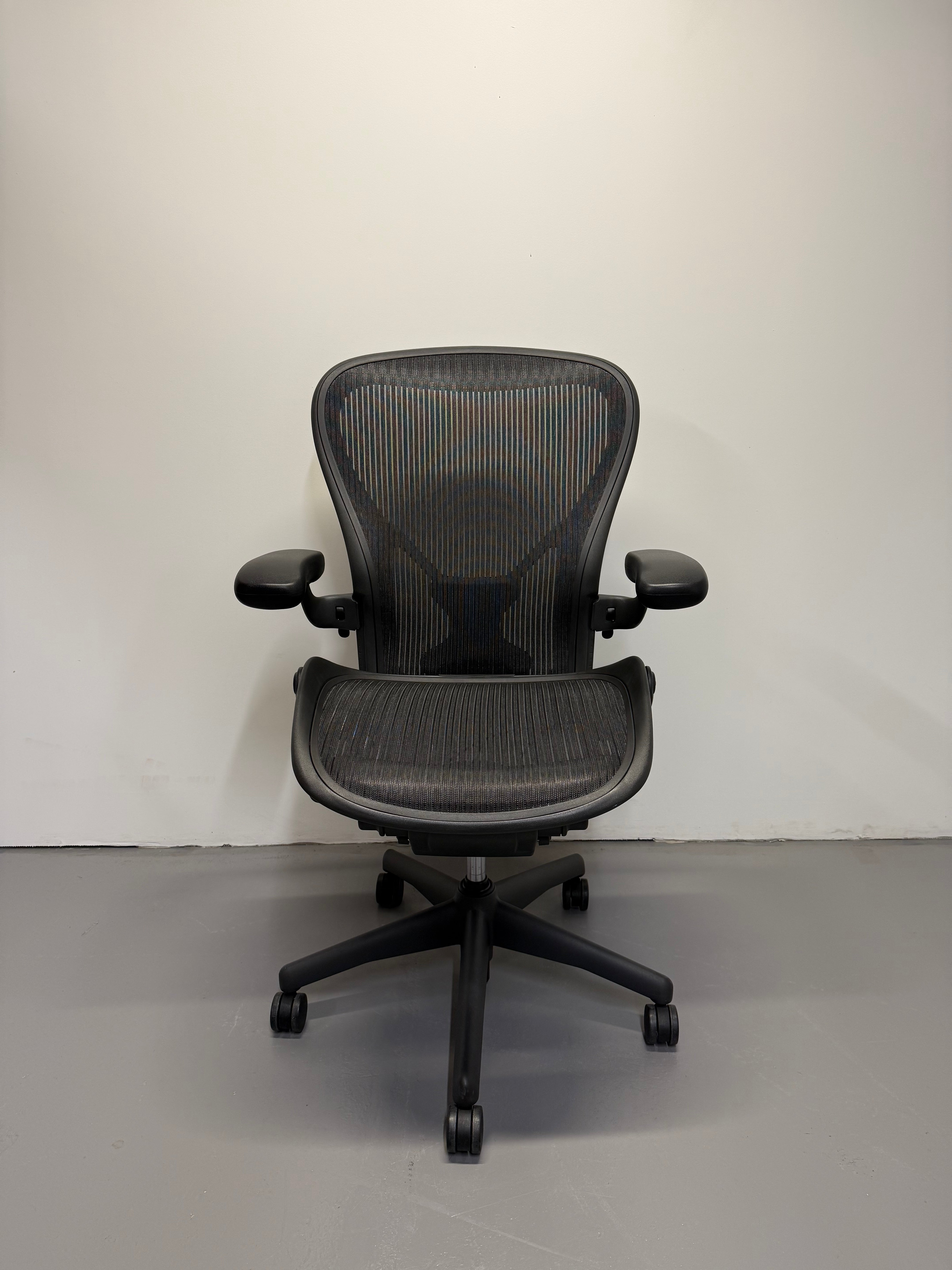 Herman miller Aeron with Armrest - Graphite (Size C)