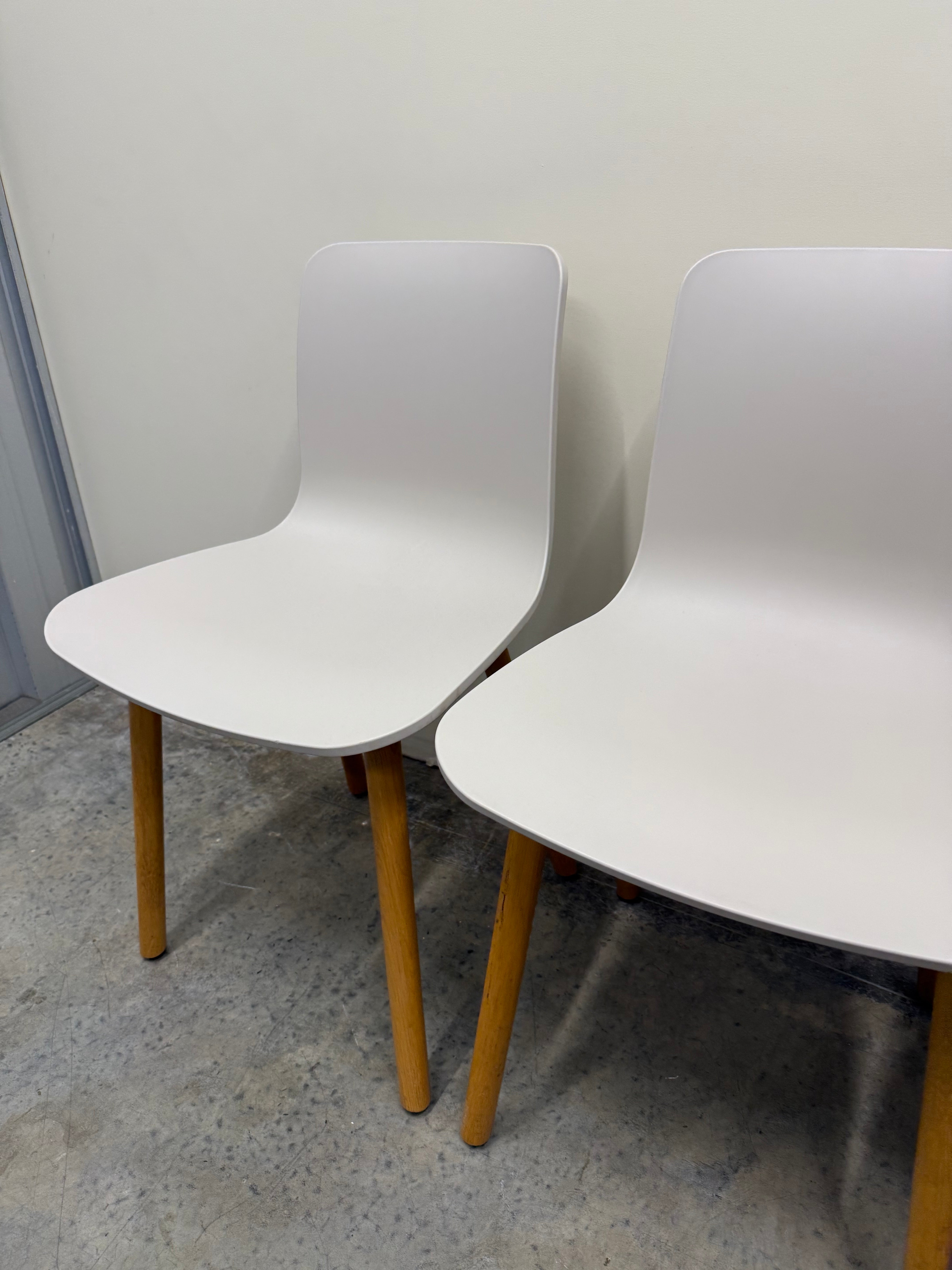 Vitra HAL Wood Chair – Very Light Grey Seat with Oak Legs by Jasper Morrison