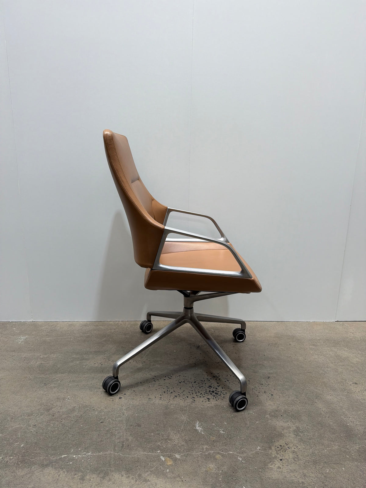 Wilkhahn Graph 301/5 Chair by jehs+laub – Tan Leather, Polished Aluminium – view 3 – pre-owned