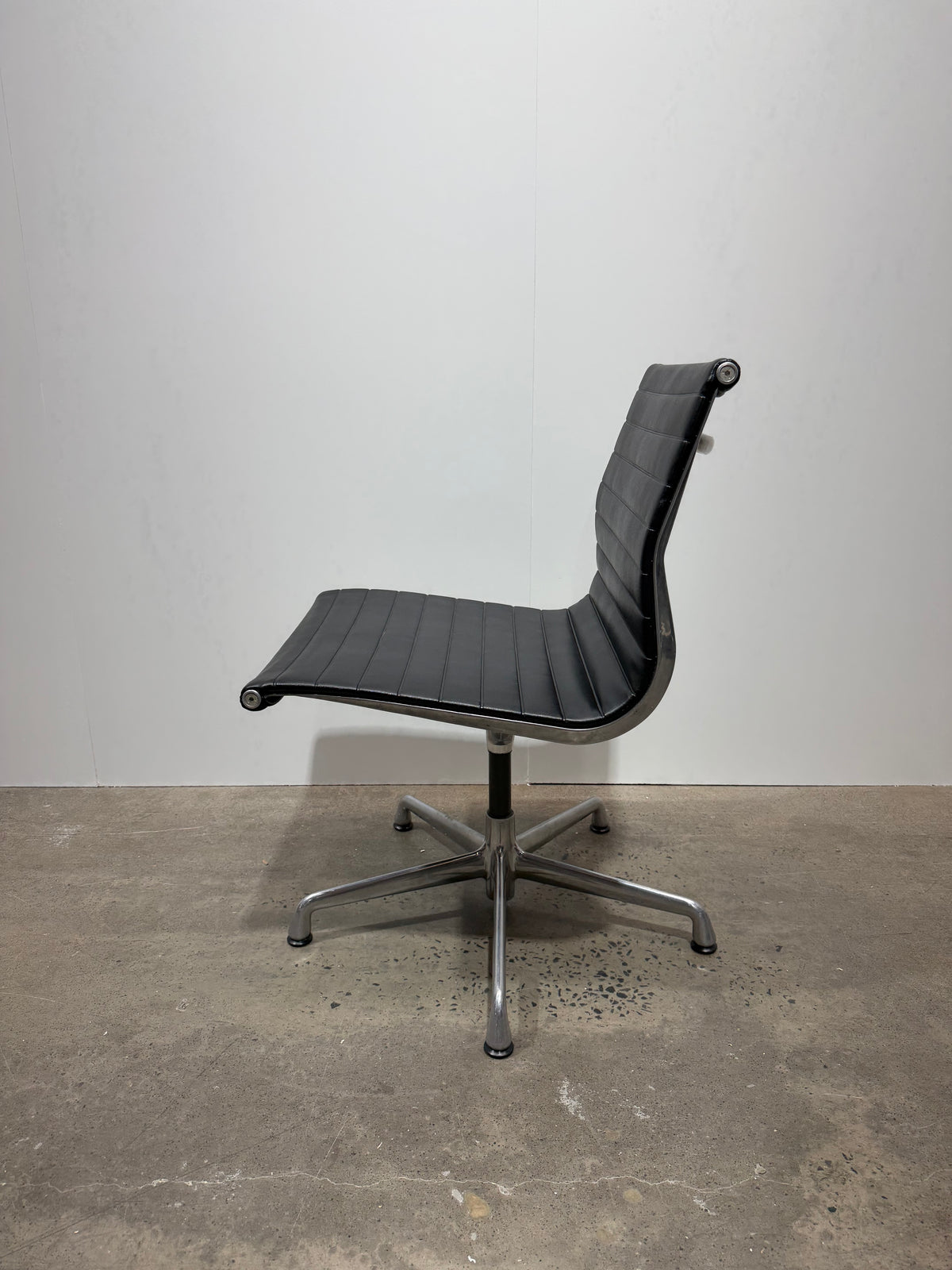 Herman Miller Eames Aluminium Group EA330 Side Chair – Black | Armless