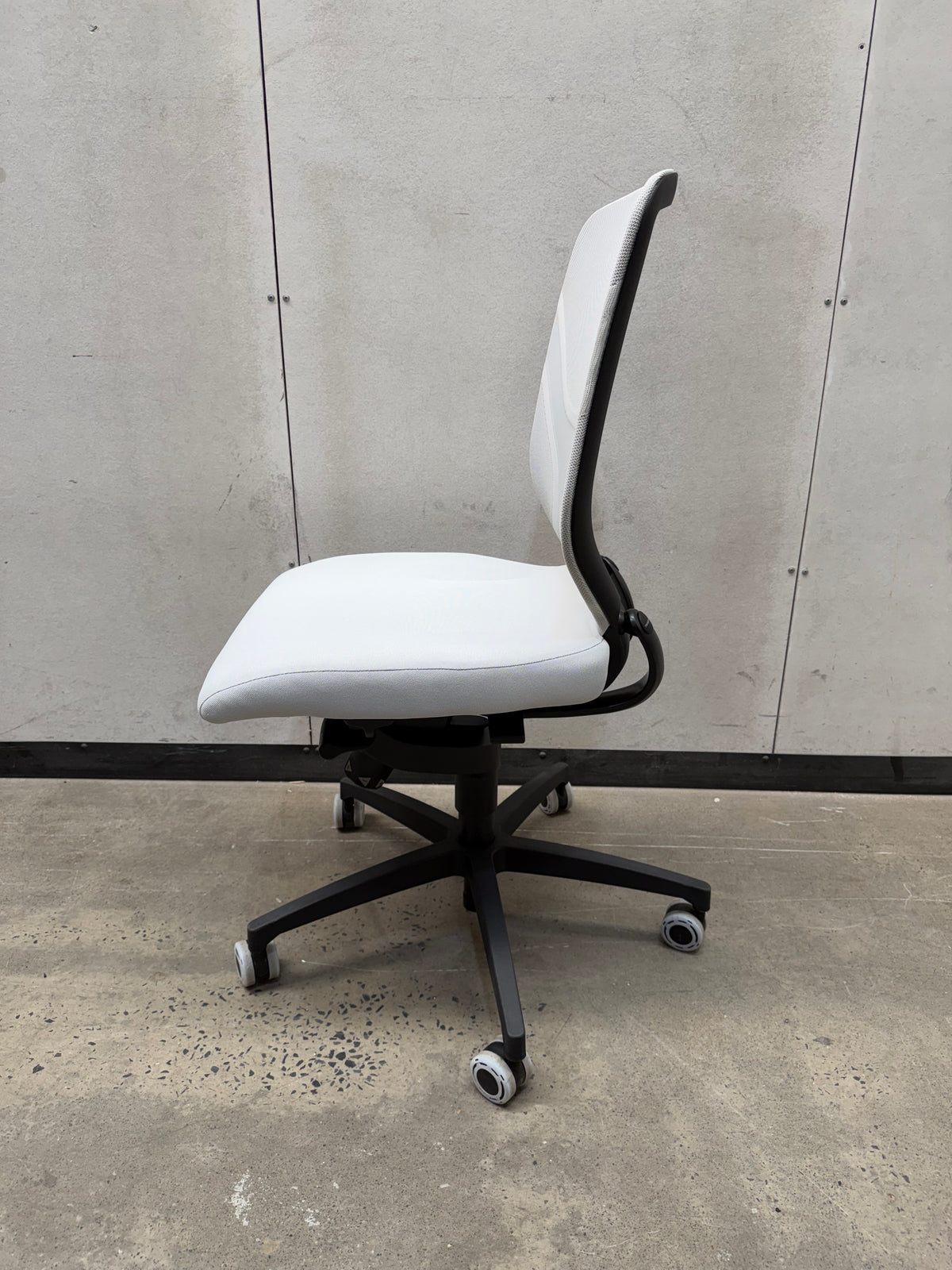 Wilkhahn IN 184/7 Ergonomic Office Chair – White / Light Grey | Ex-Showroom