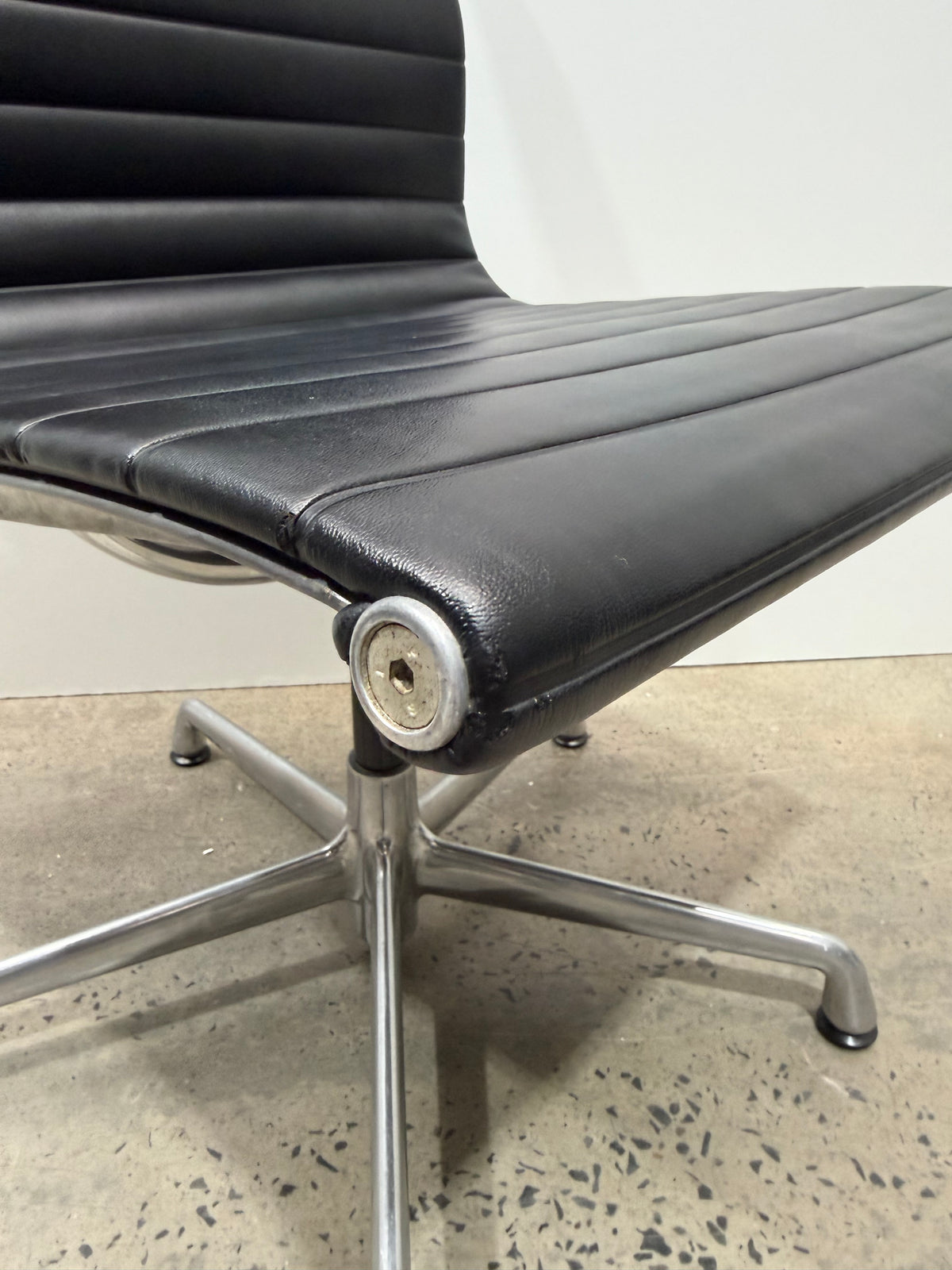 Herman Miller Eames Aluminium Group EA330 Side Chair – Black | Armless