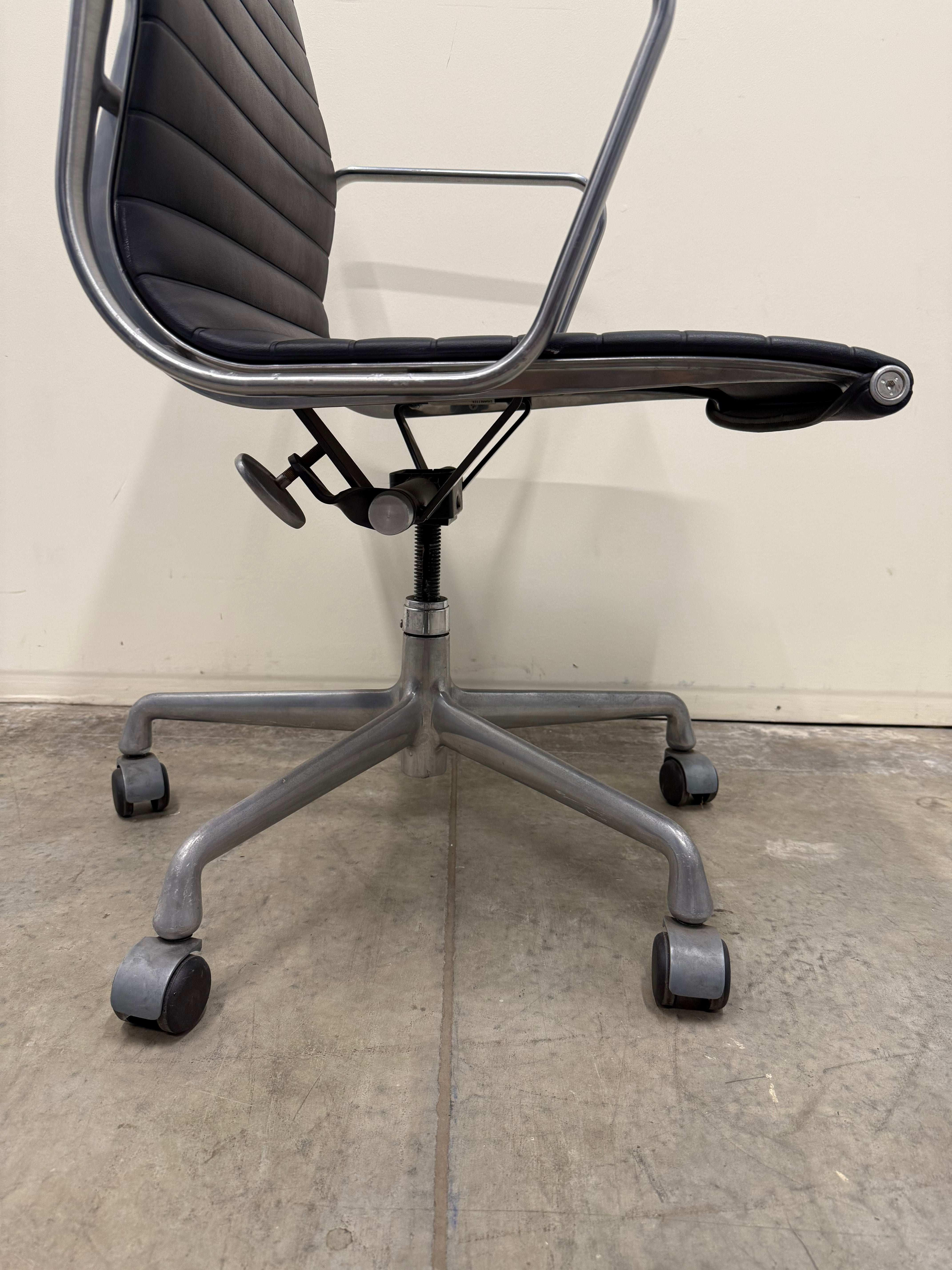 Eames Aluminium Group Management Armchair – Black Leather / Aluminium Base