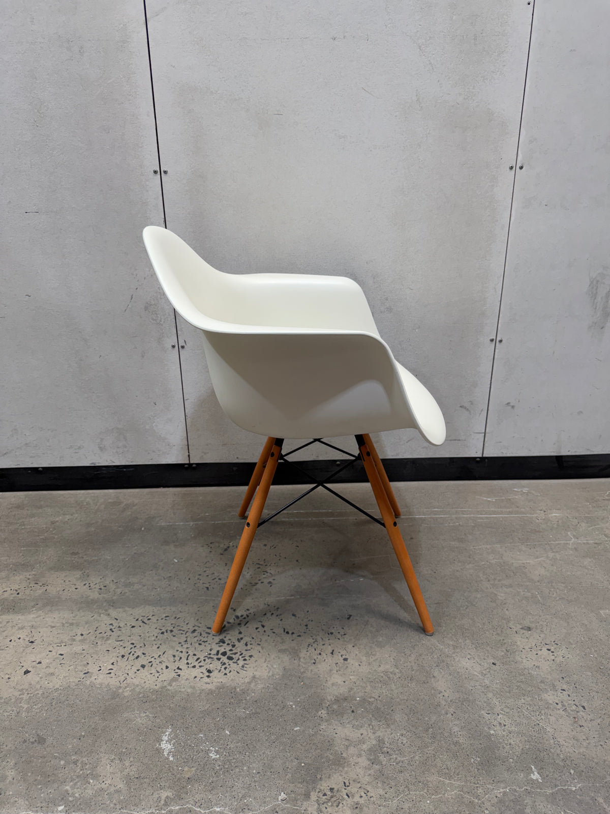 Vitra Eames Moulded Plastic Armchair DAW – White / Dowel Base