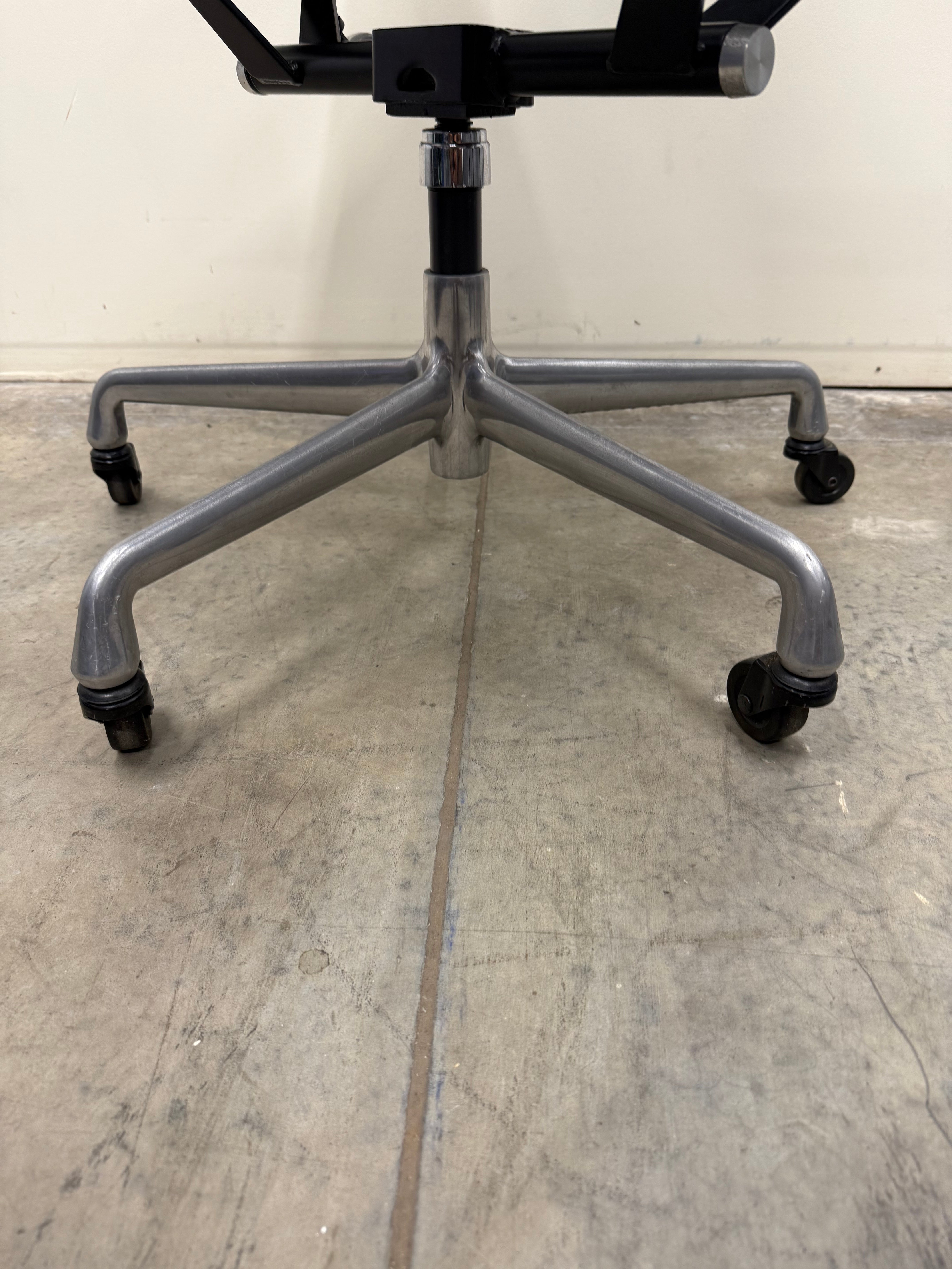 Eames Mesh Chair EA334 – Aluminium Group by Herman Miller