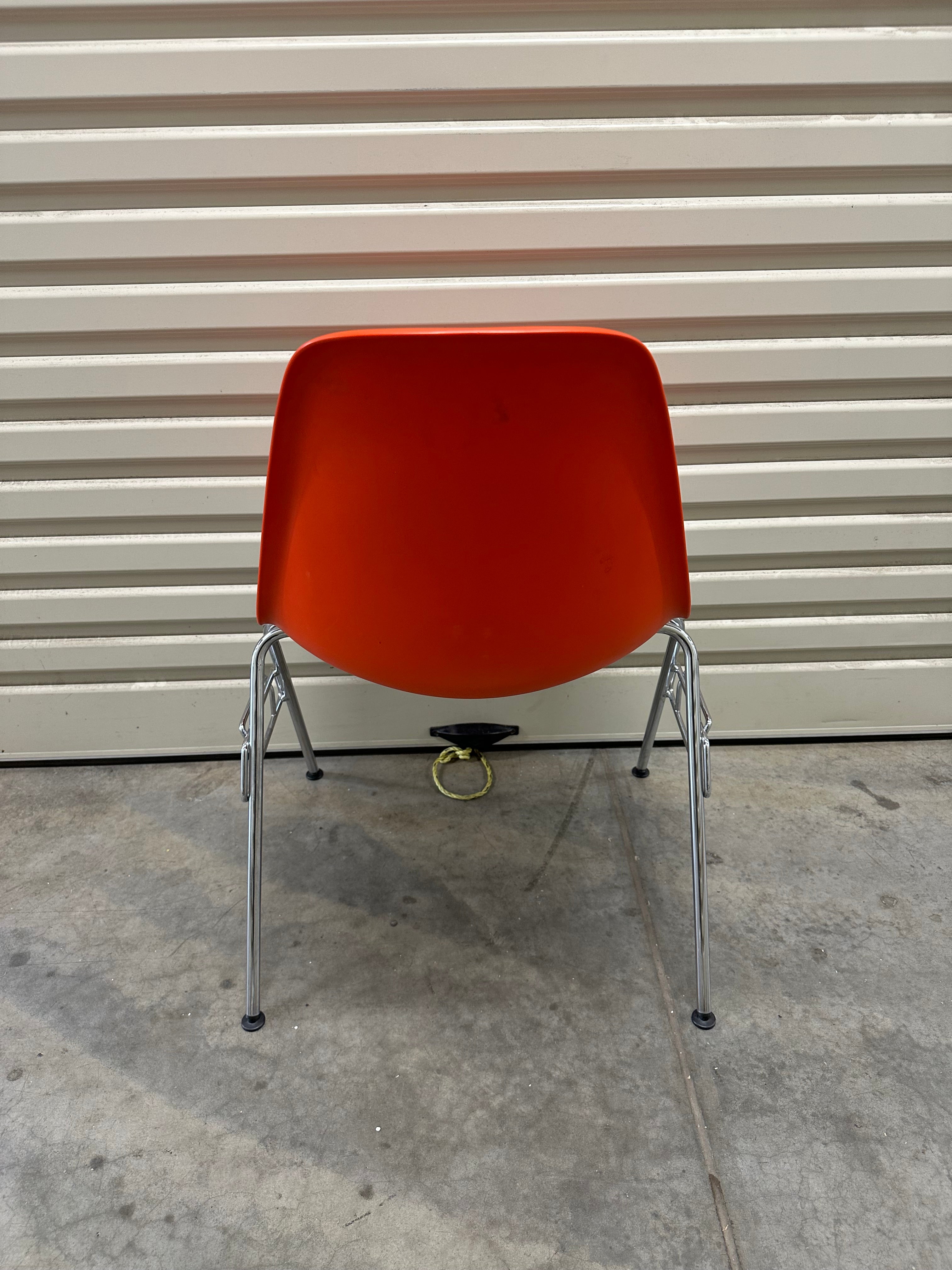 Original Eames Plastic Side Chair DSS RE – Chromed Base – Orange/Red