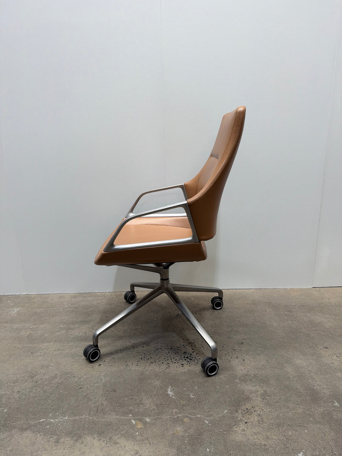 Wilkhahn Graph 301/5 Chair by jehs+laub – Tan Leather, Polished Aluminium – view 5 – pre-owned
