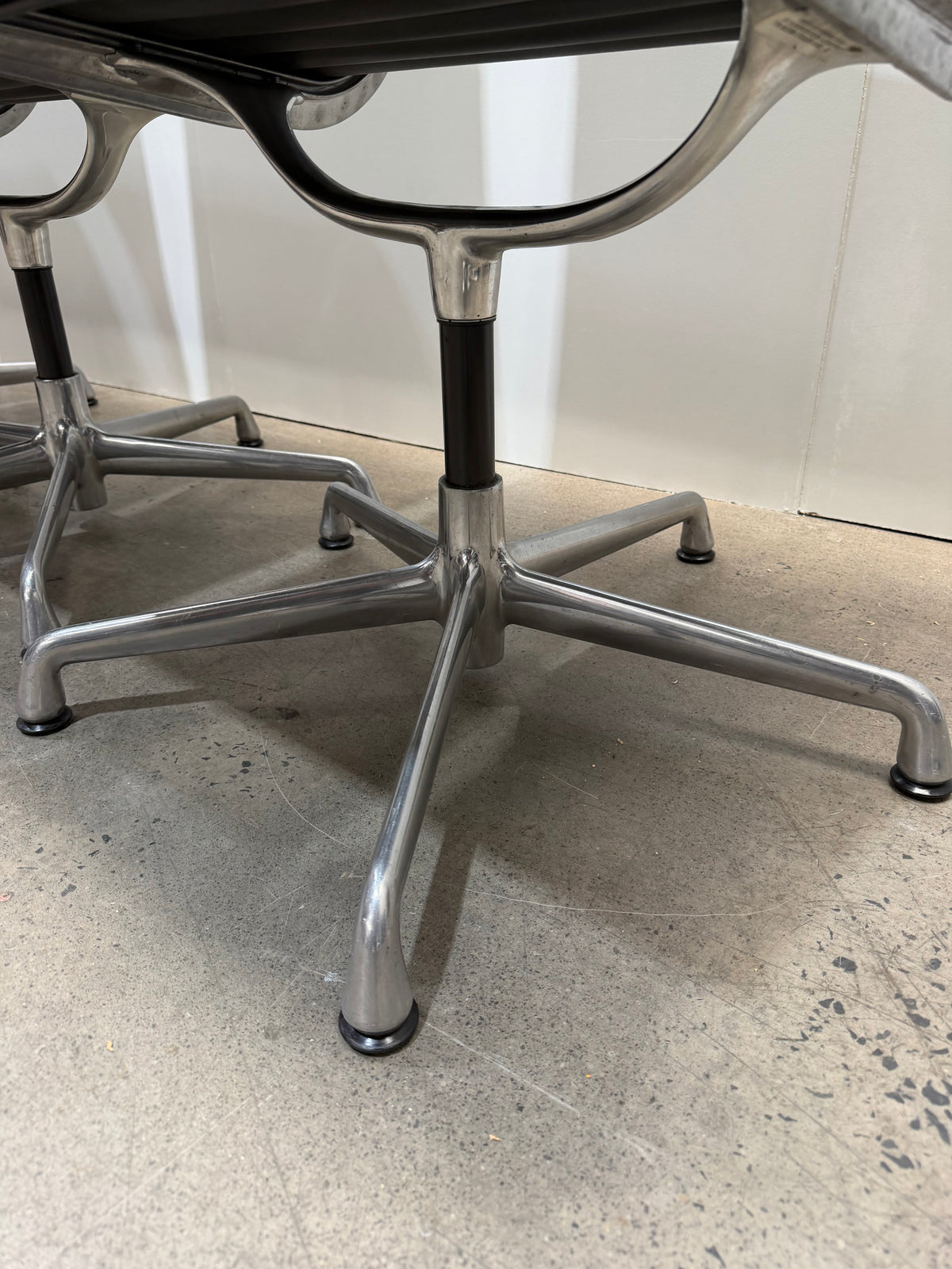 Herman Miller Eames Aluminium Group EA330 Side Chair – Black | Armless