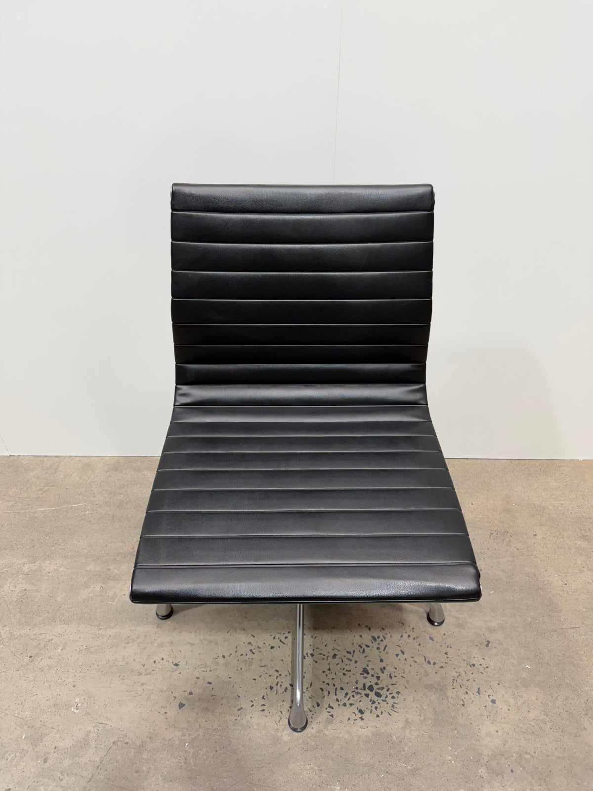 Herman Miller Eames Aluminium Group EA330 Side Chair – Black | Armless