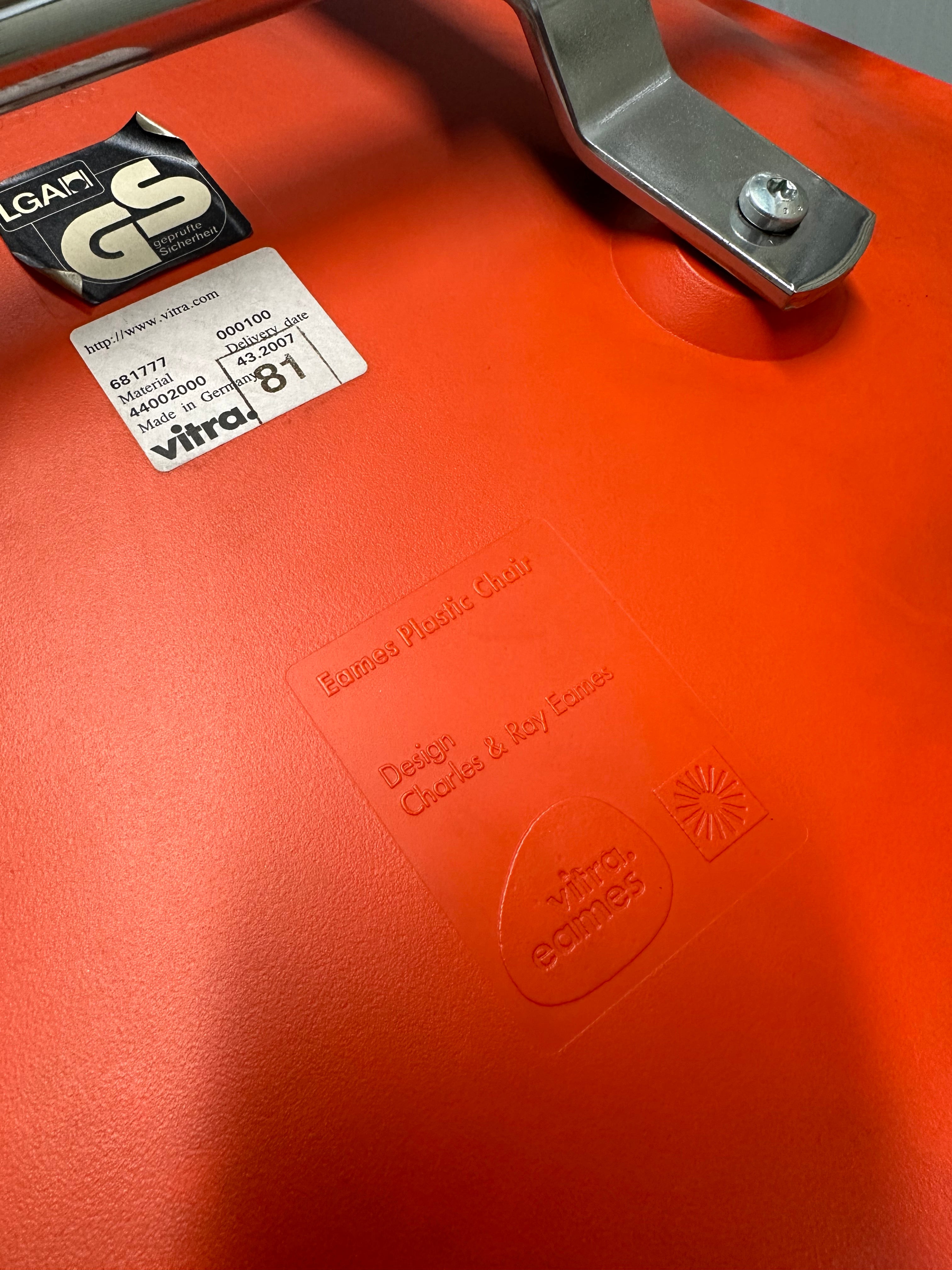 Original Eames Plastic Side Chair DSS RE – Chromed Base – Orange/Red