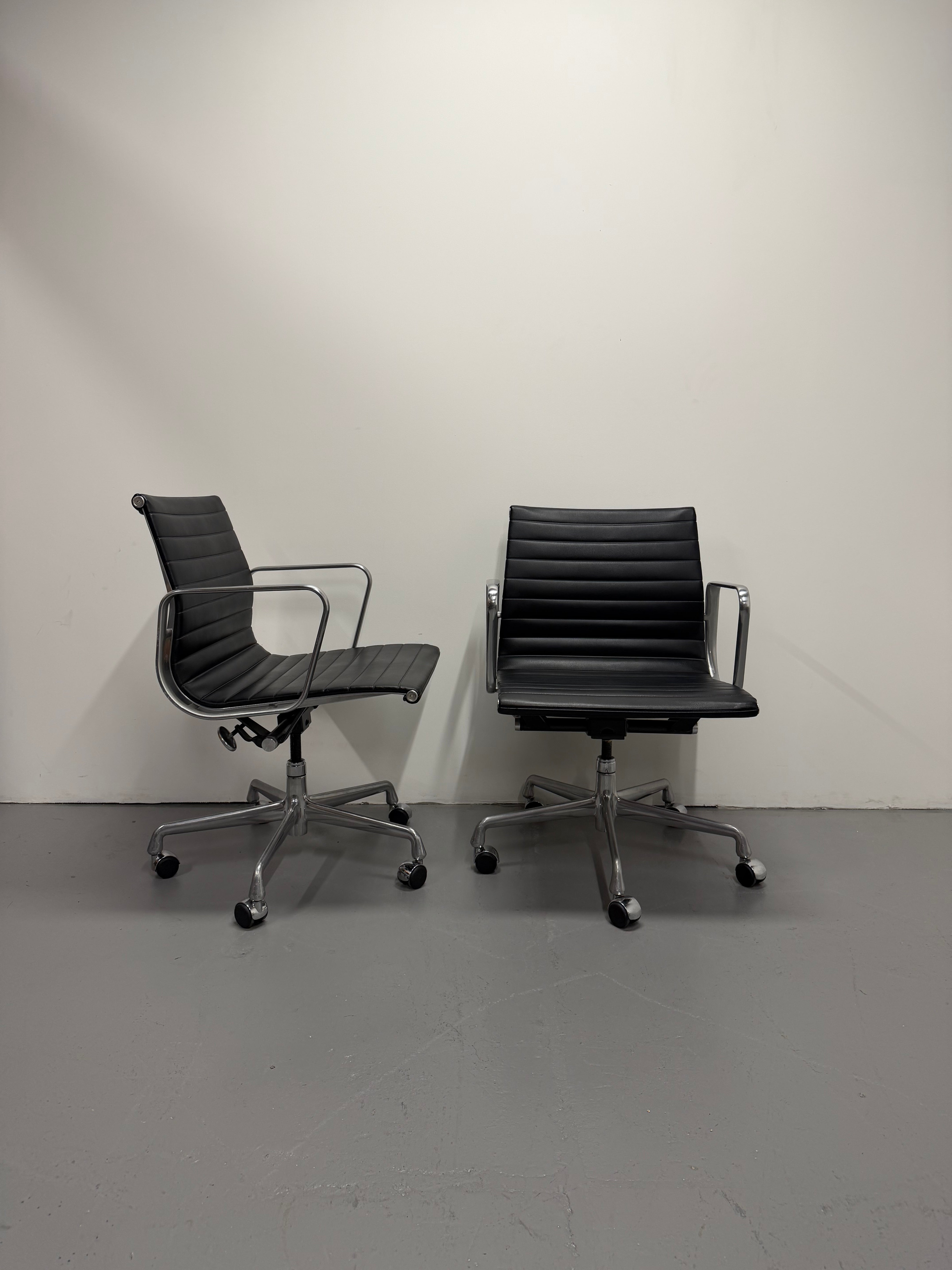 Eames EA 335 Leather Chair – Aluminium Group Management Armchair on Wheels by Herman Miller