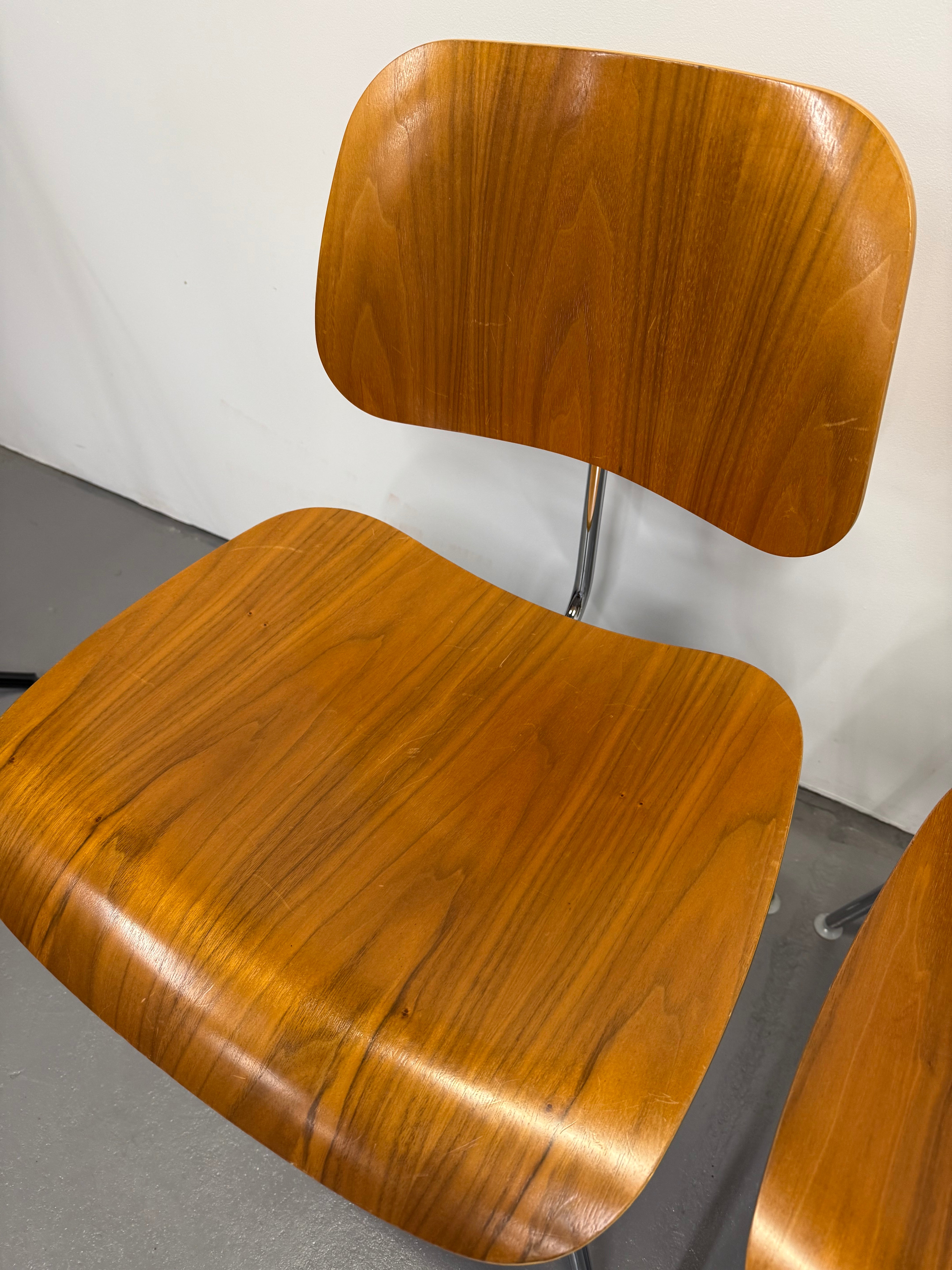 Eames Moulded Plywood Dining Chair – Metal Base by Herman Miller