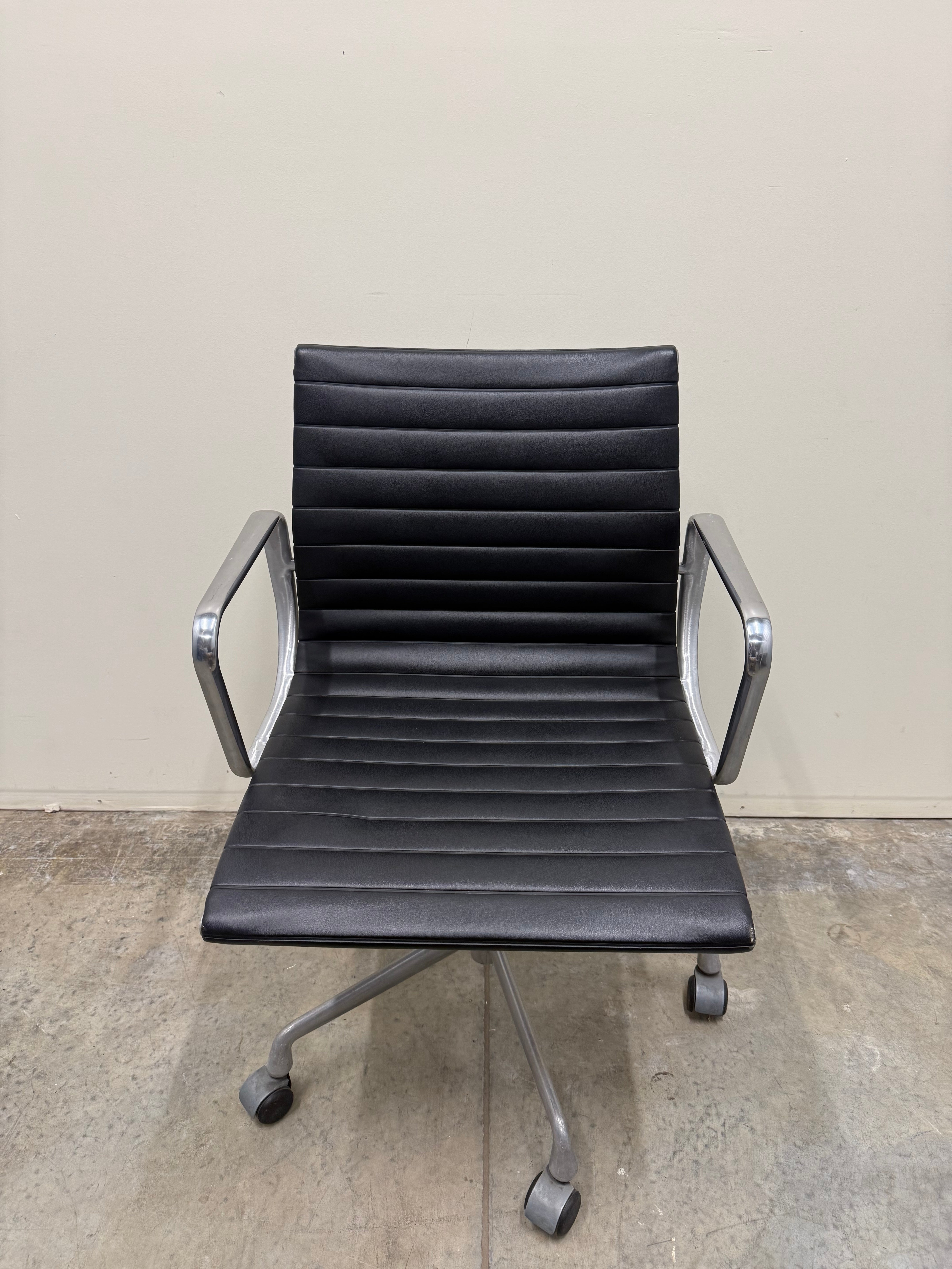 Eames Aluminium Group Management Armchair – Black Leather / Aluminium Base