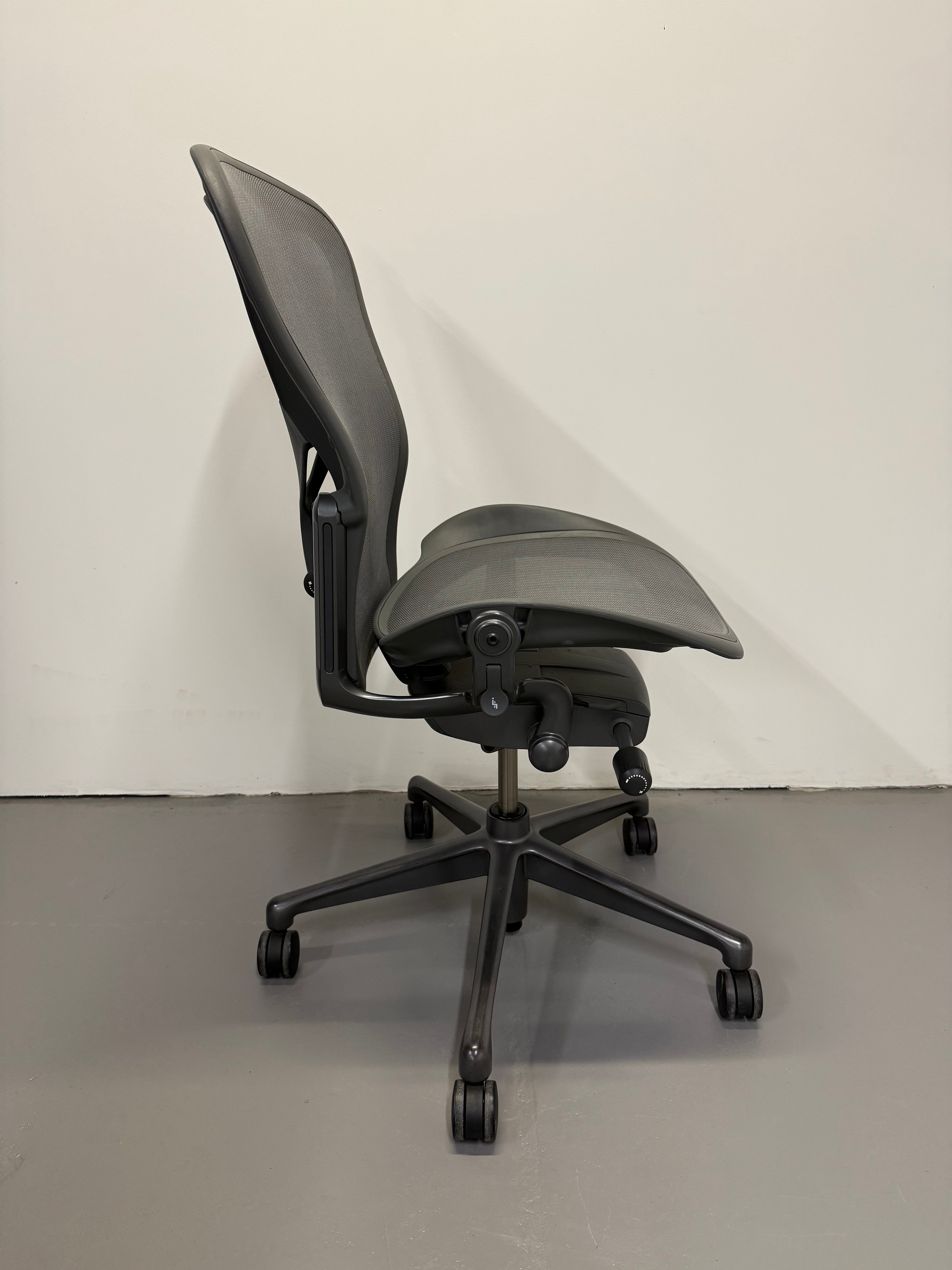 Herman Miller Aeron Remastered Office Chair – Size B (Carbon, No Arms)
