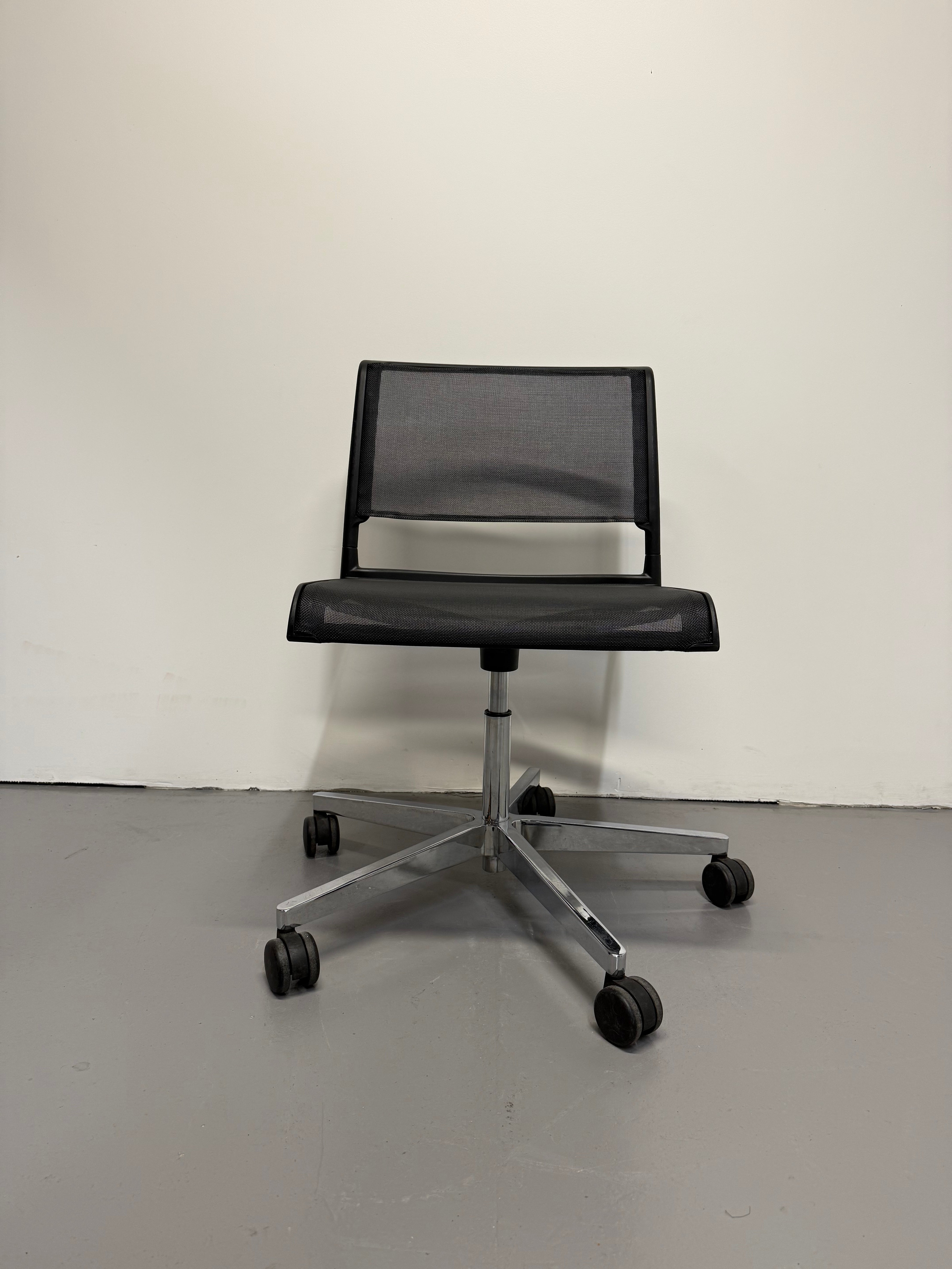 Aline 232/1 swivel Conference Chair by Wilkhahn