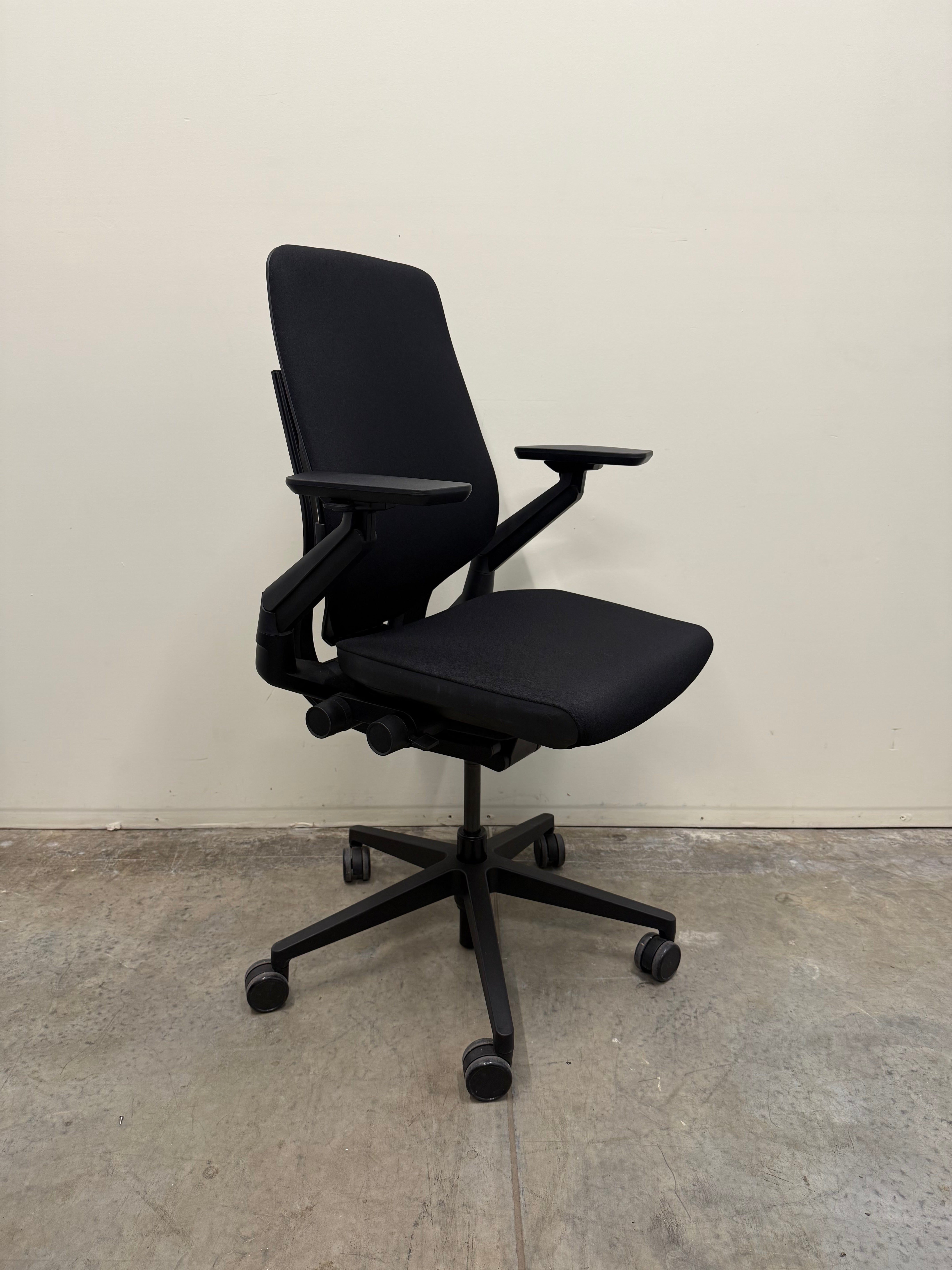 Steelcase Gesture Chair with Arms – Ergonomic Office Seating