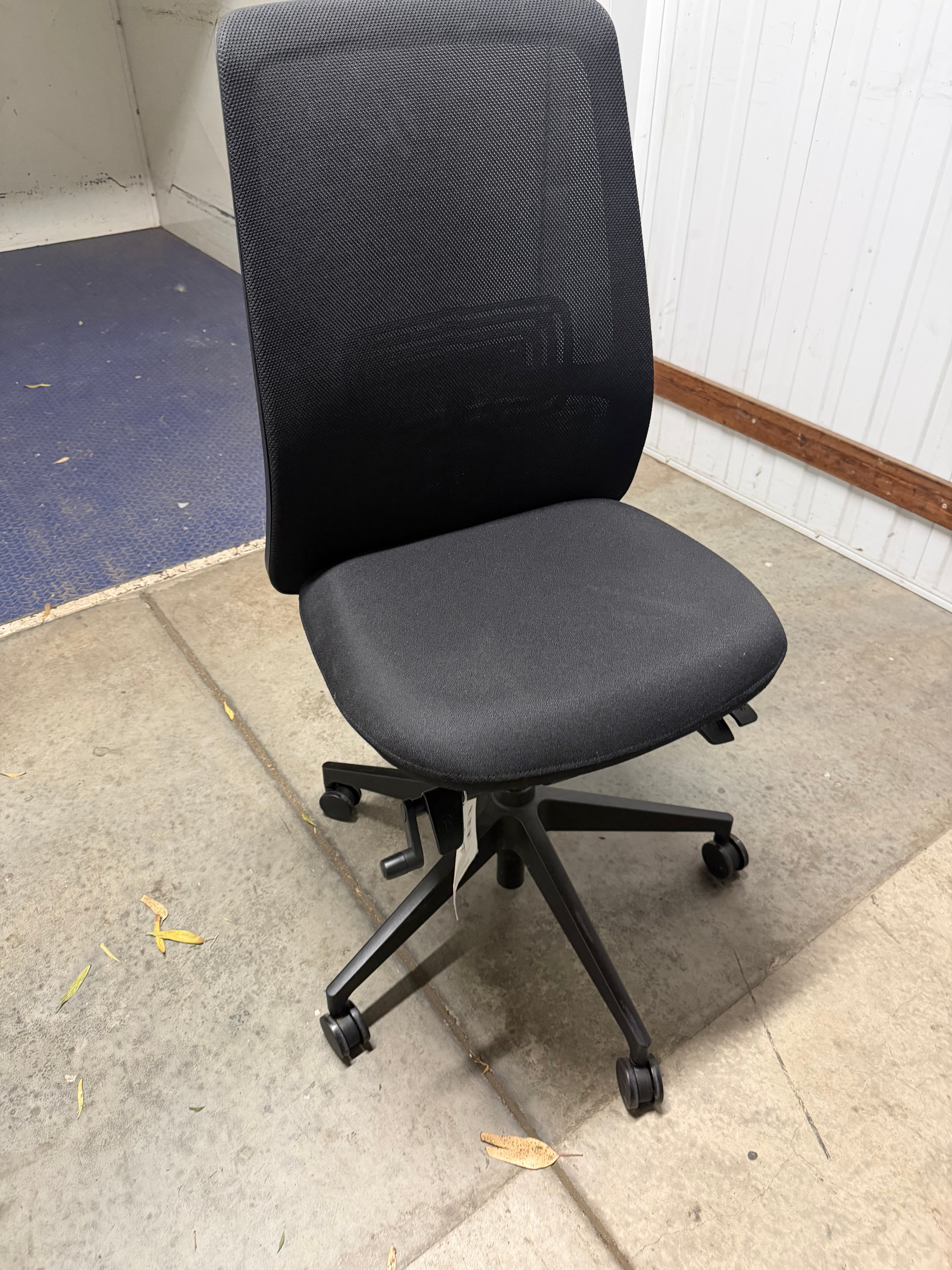 Haworth Soji Task Chair - No Arms, Black