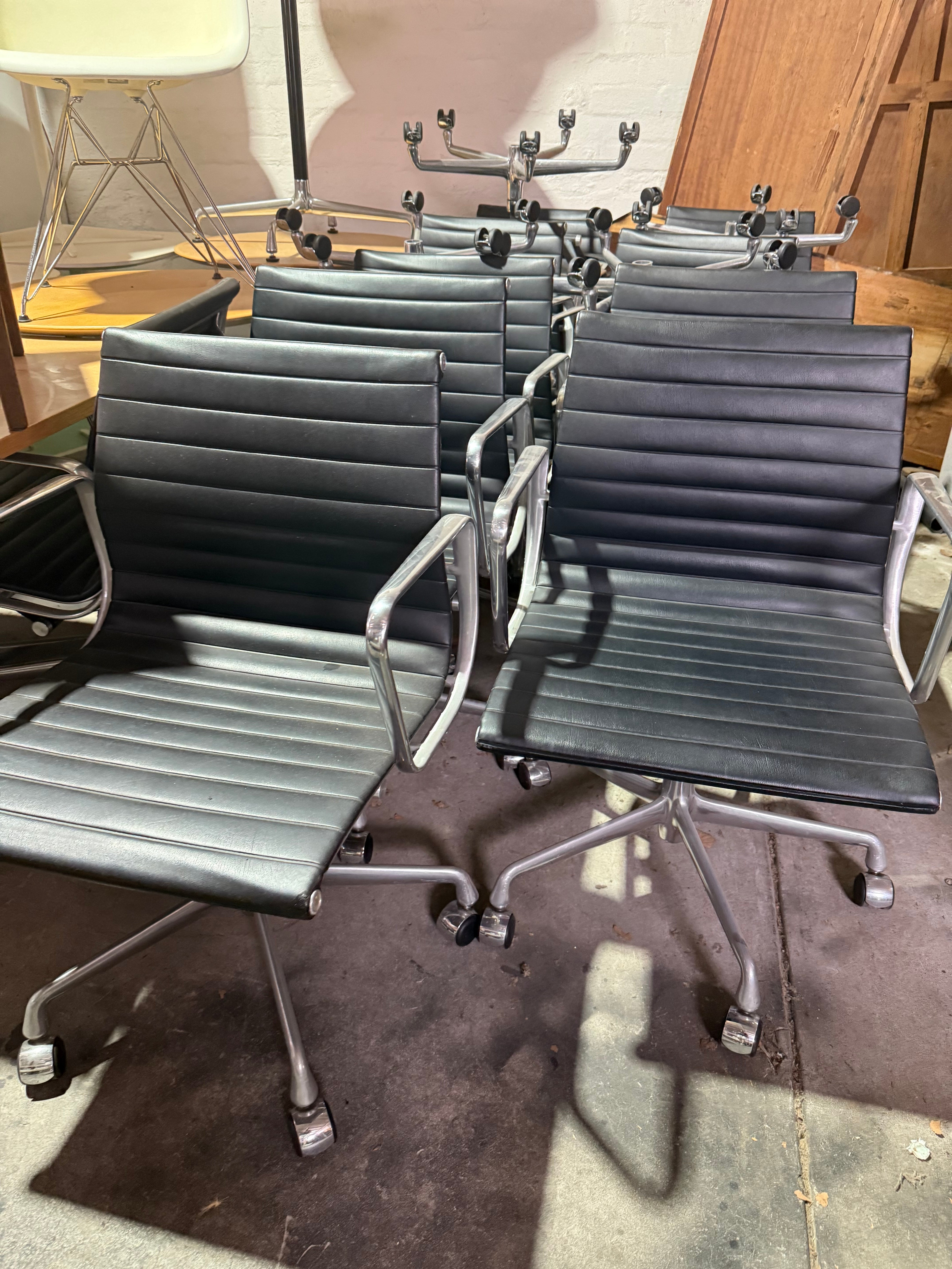 Eames EA 335 Leather Chair – Aluminium Group Management Armchair on Wheels by Herman Miller