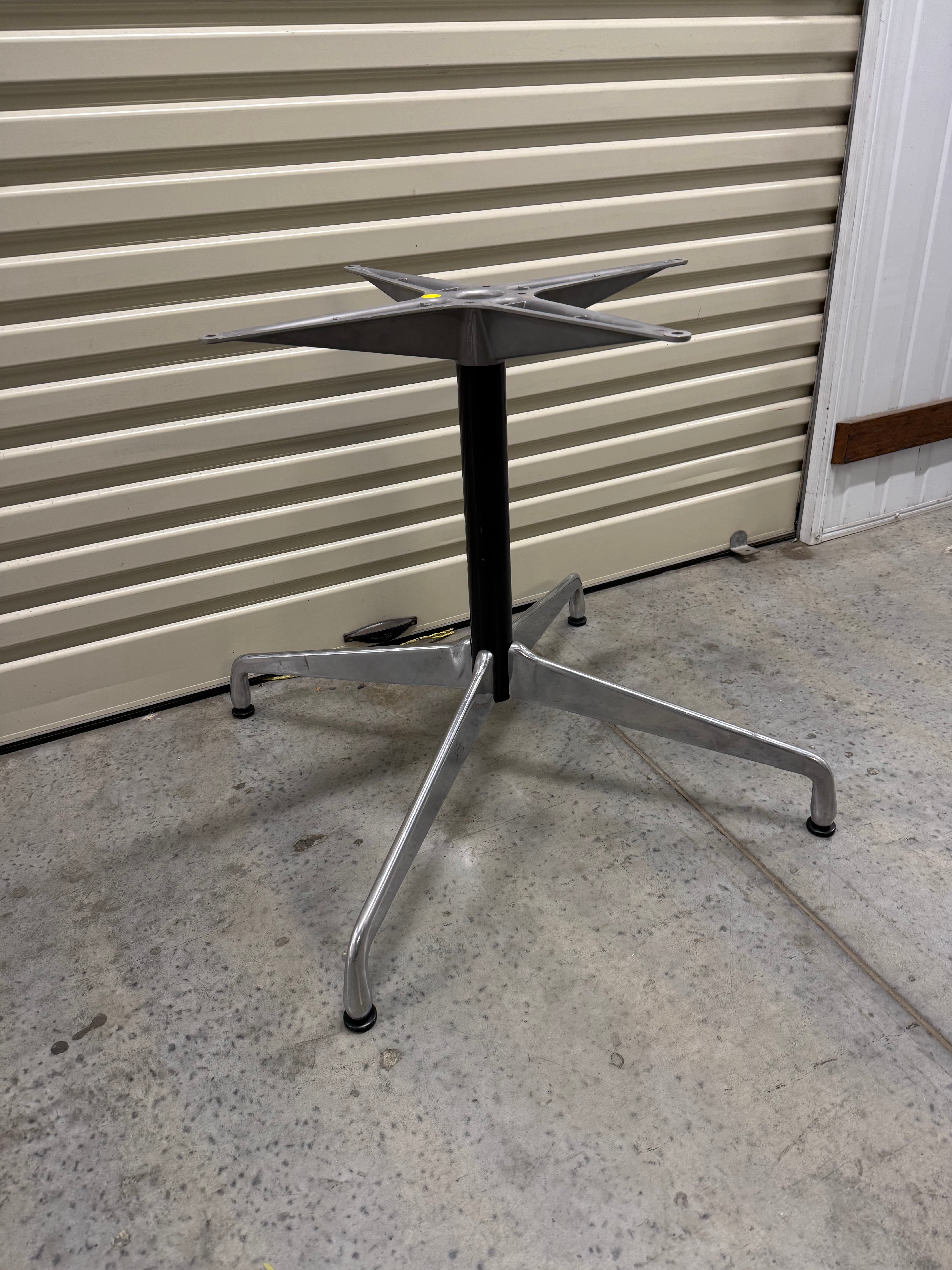 Eames Herman Miller Round Table – Universal Base