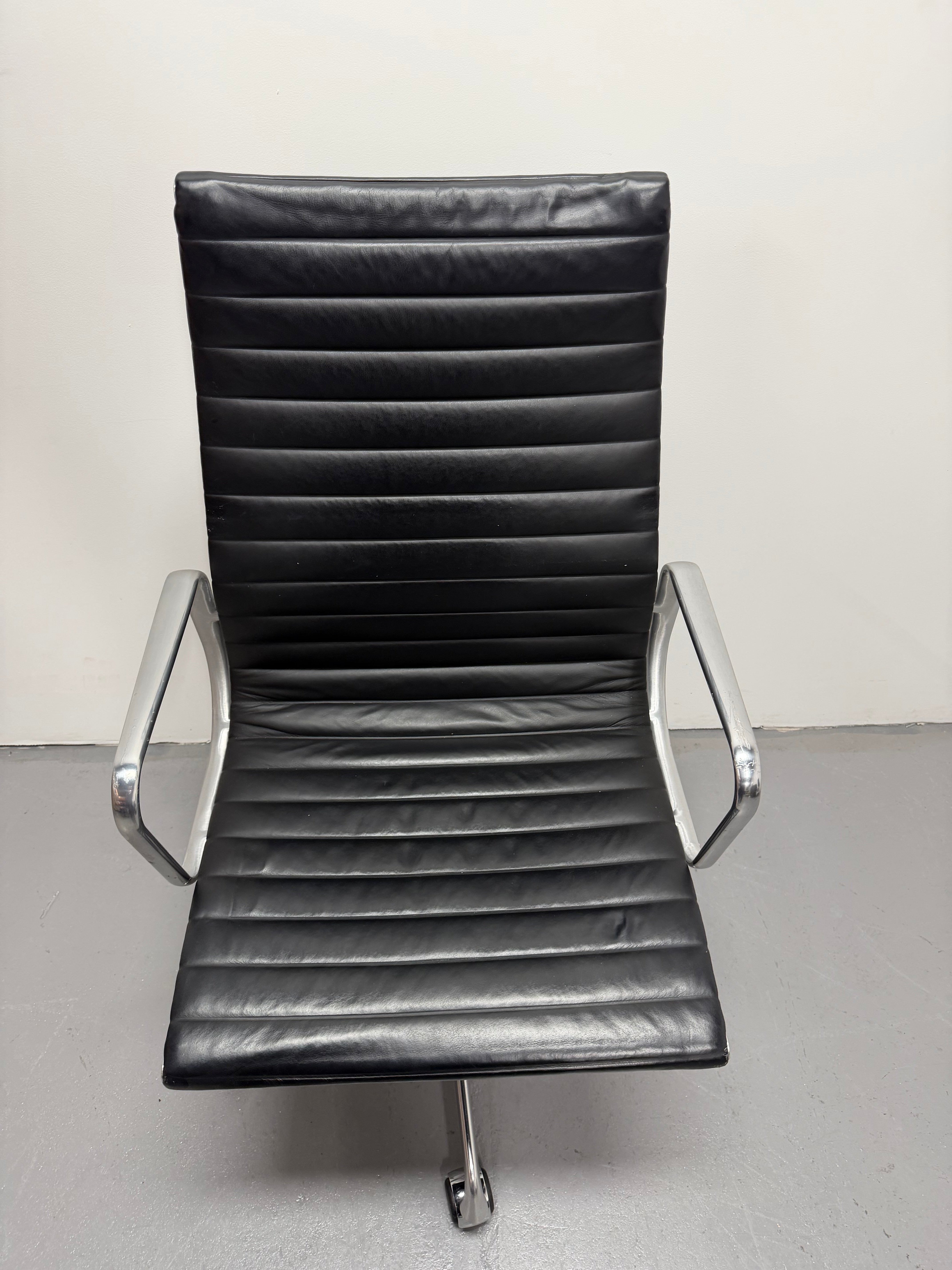 Eames Aluminum Group Executive Chair – High Back | Black Leather