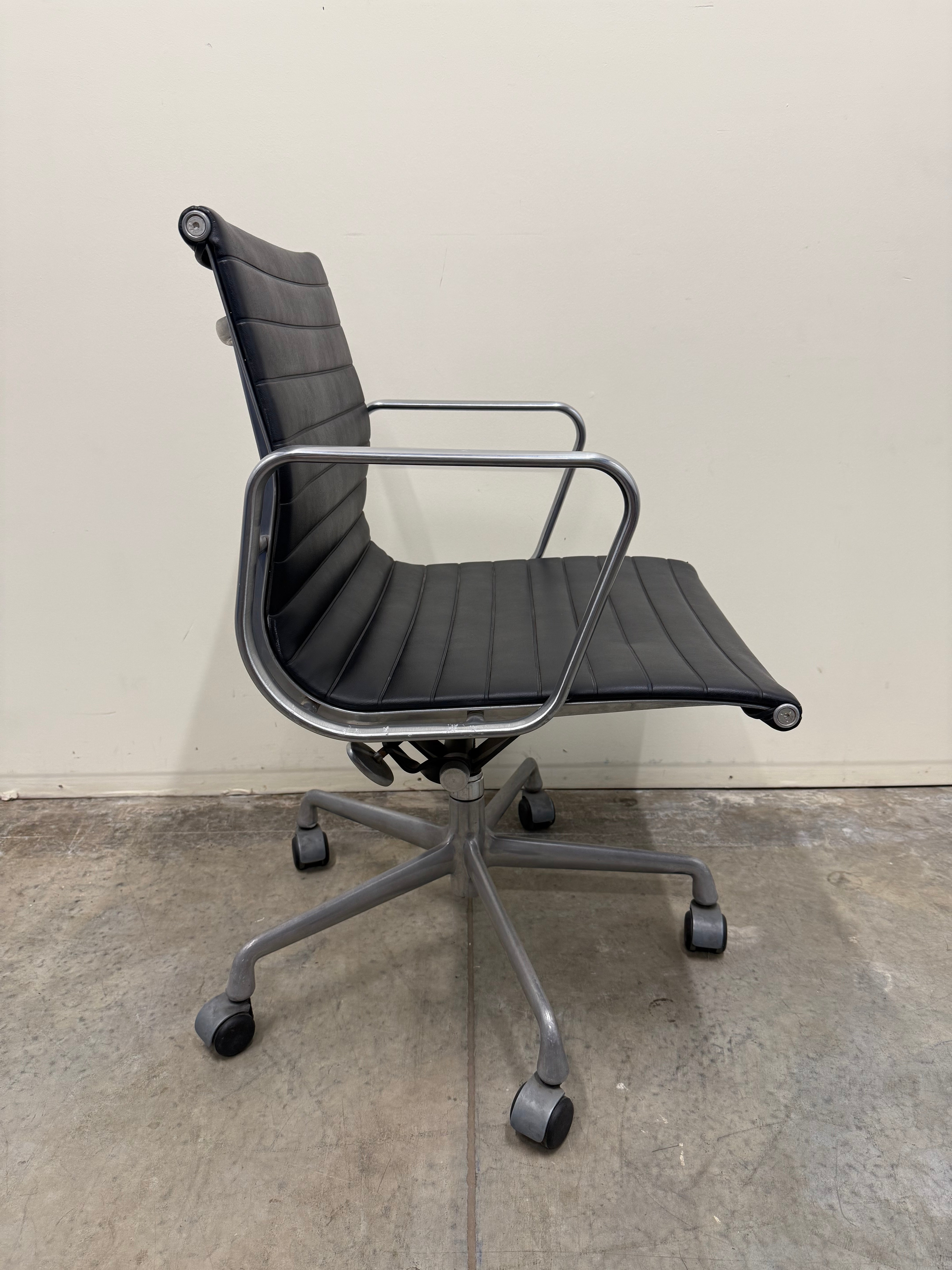 Eames Aluminium Group Management Armchair – Black Leather / Aluminium Base