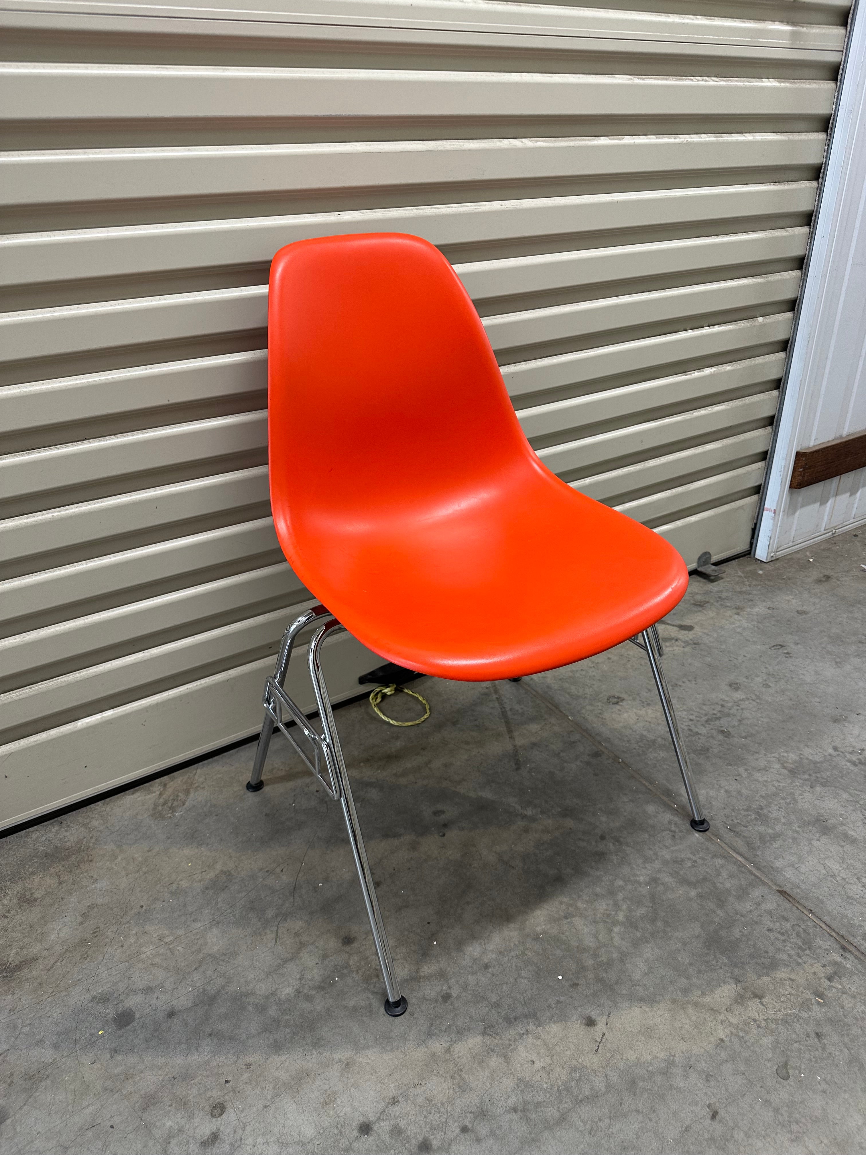 Original Eames Plastic Side Chair DSS RE – Chromed Base – Orange/Red